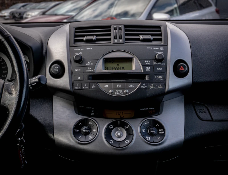 Toyota Rav4 2.2 D-4D 4x4 МНОГО ЗАПАЗЕНА! Безпл. обслужване, снимка 14 - Автомобили и джипове - 53523720