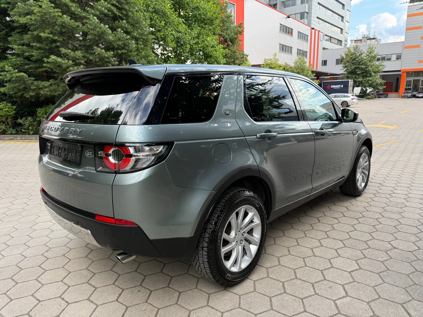 Land Rover Discovery Sport 2.0D* AWD* ПЪЛНА СЕРВИЗНА ИСТОРИЯ* , снимка 4 - Автомобили и джипове - 55278338