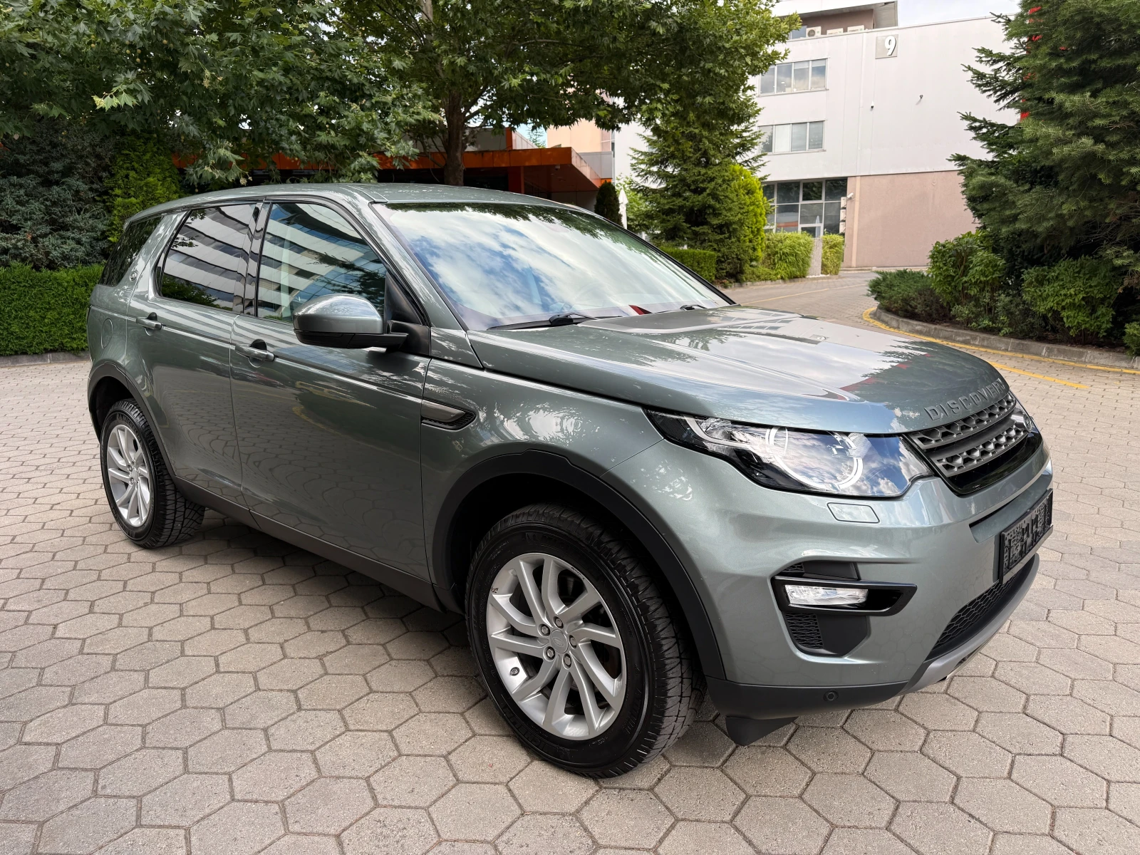 Land Rover Discovery Sport 2.0D* AWD* ПЪЛНА СЕРВИЗНА ИСТОРИЯ* , снимка 3 - Автомобили и джипове - 55278338