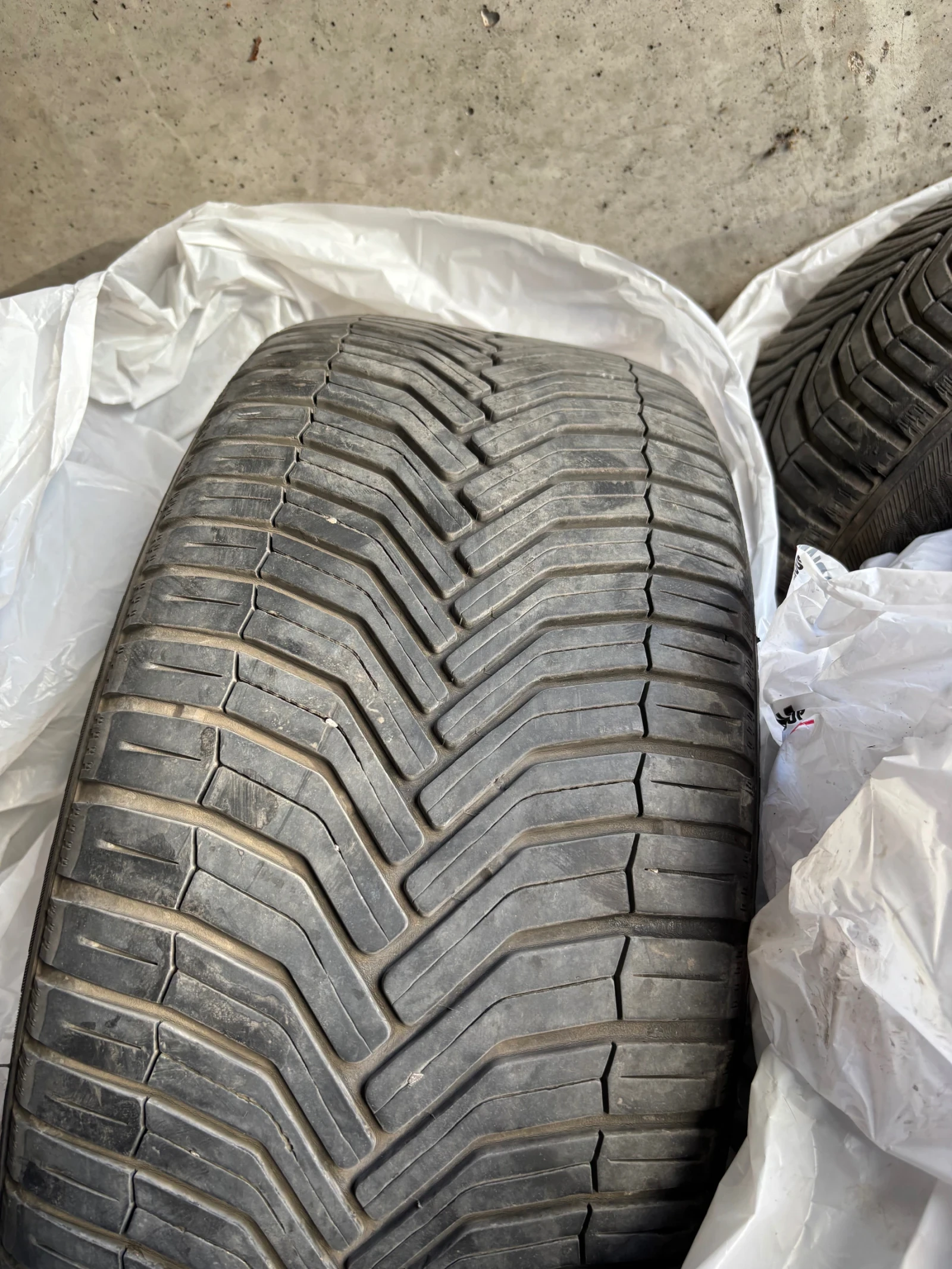 Гуми Всесезонни 225/45R17, снимка 2 - Гуми и джанти - 56330012