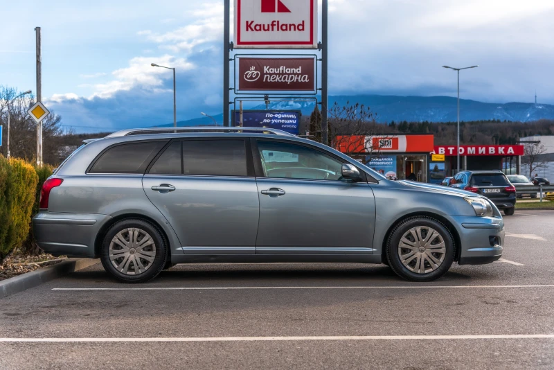 Toyota Avensis 2.0, снимка 3 - Автомобили и джипове - 52966360