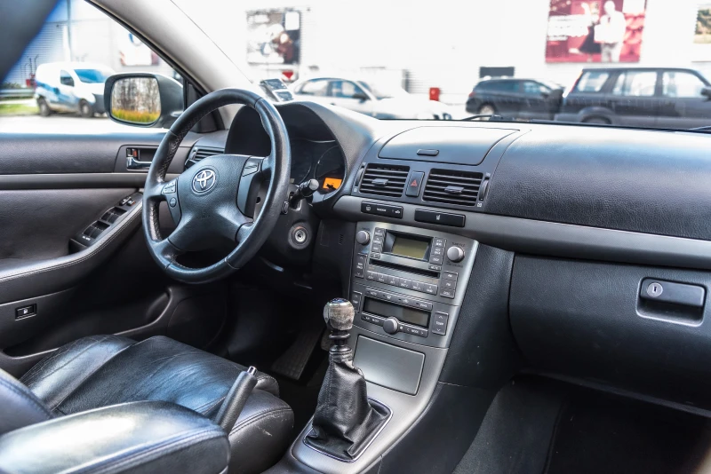 Toyota Avensis 2.0, снимка 8 - Автомобили и джипове - 52966360