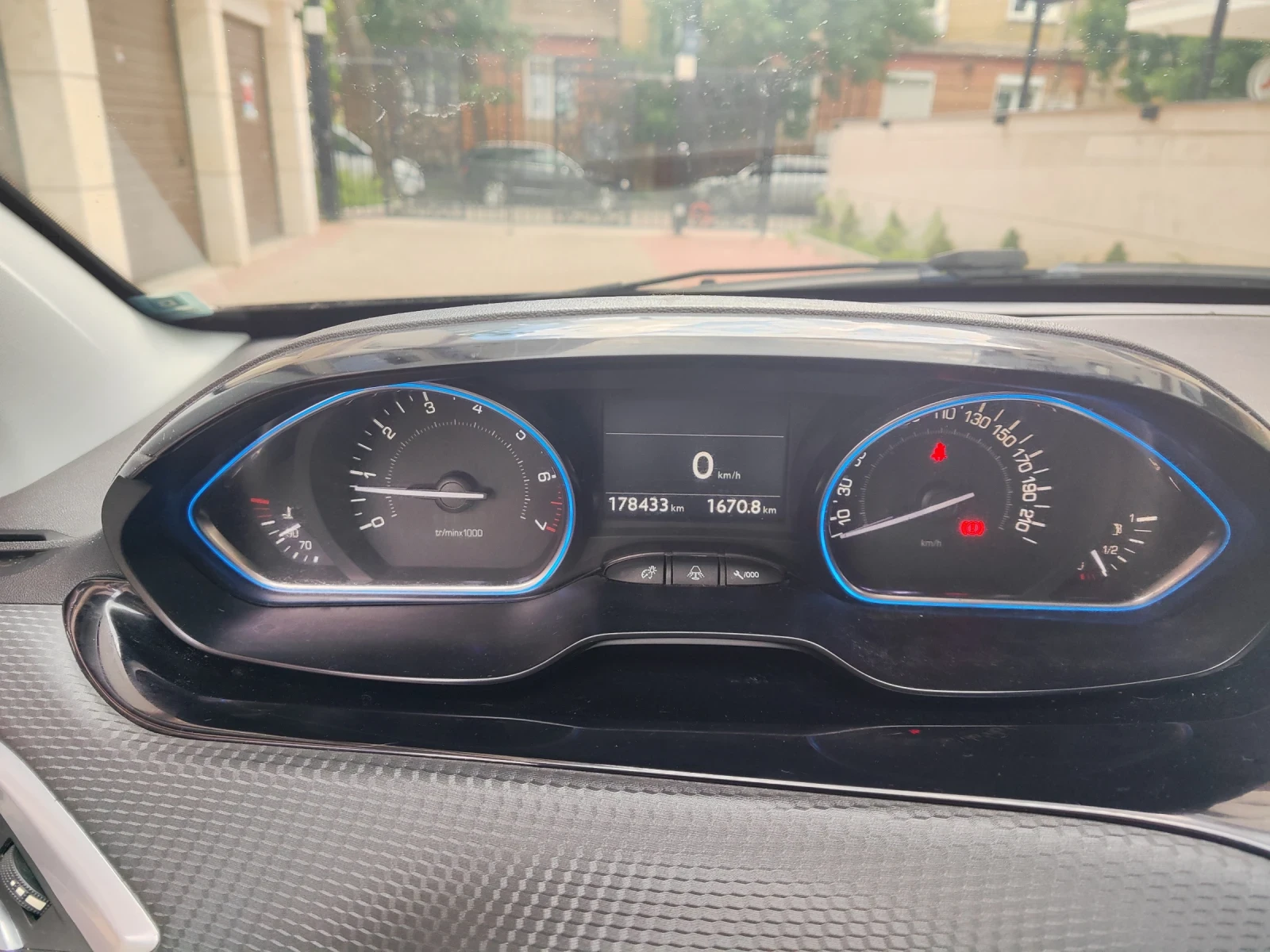 Peugeot 2008 1.2, снимка 9 - Автомобили и джипове - 54767704