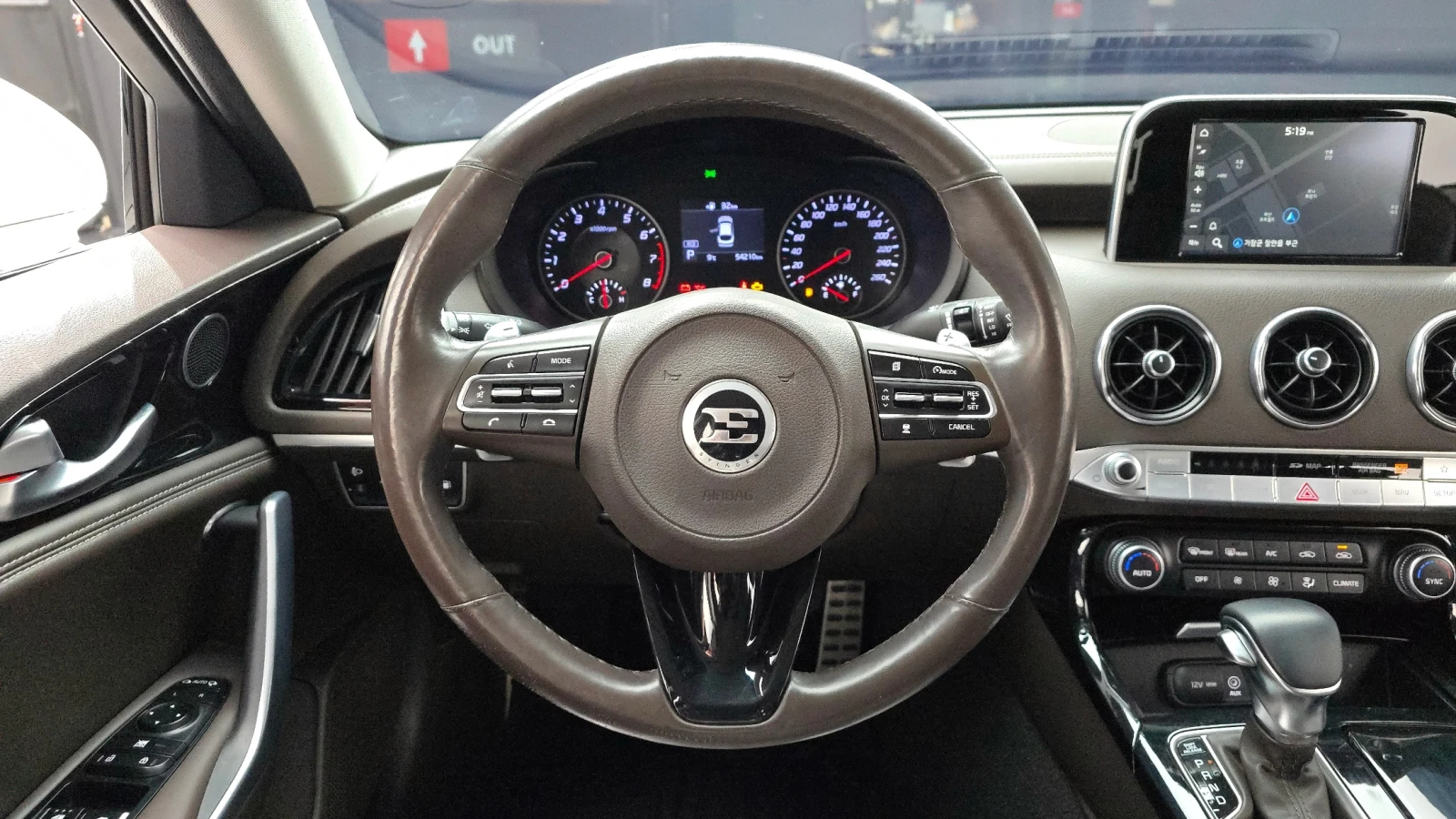Kia Stinger 2.0* BLIND SPOT* ПОДГРЕВ ВОЛАН* КРАЙНА ЦЕНА, снимка 13 - Автомобили и джипове - 55243888