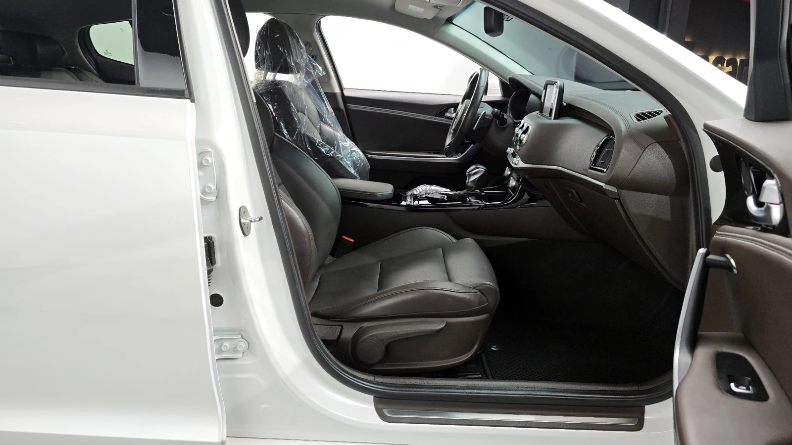 Kia Stinger 2.0* BLIND SPOT* ПОДГРЕВ ВОЛАН* КРАЙНА ЦЕНА, снимка 11 - Автомобили и джипове - 55243888