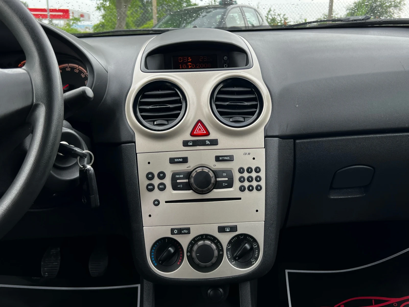 Opel Corsa 1.2 Климатик , снимка 13 - Автомобили и джипове - 55467605