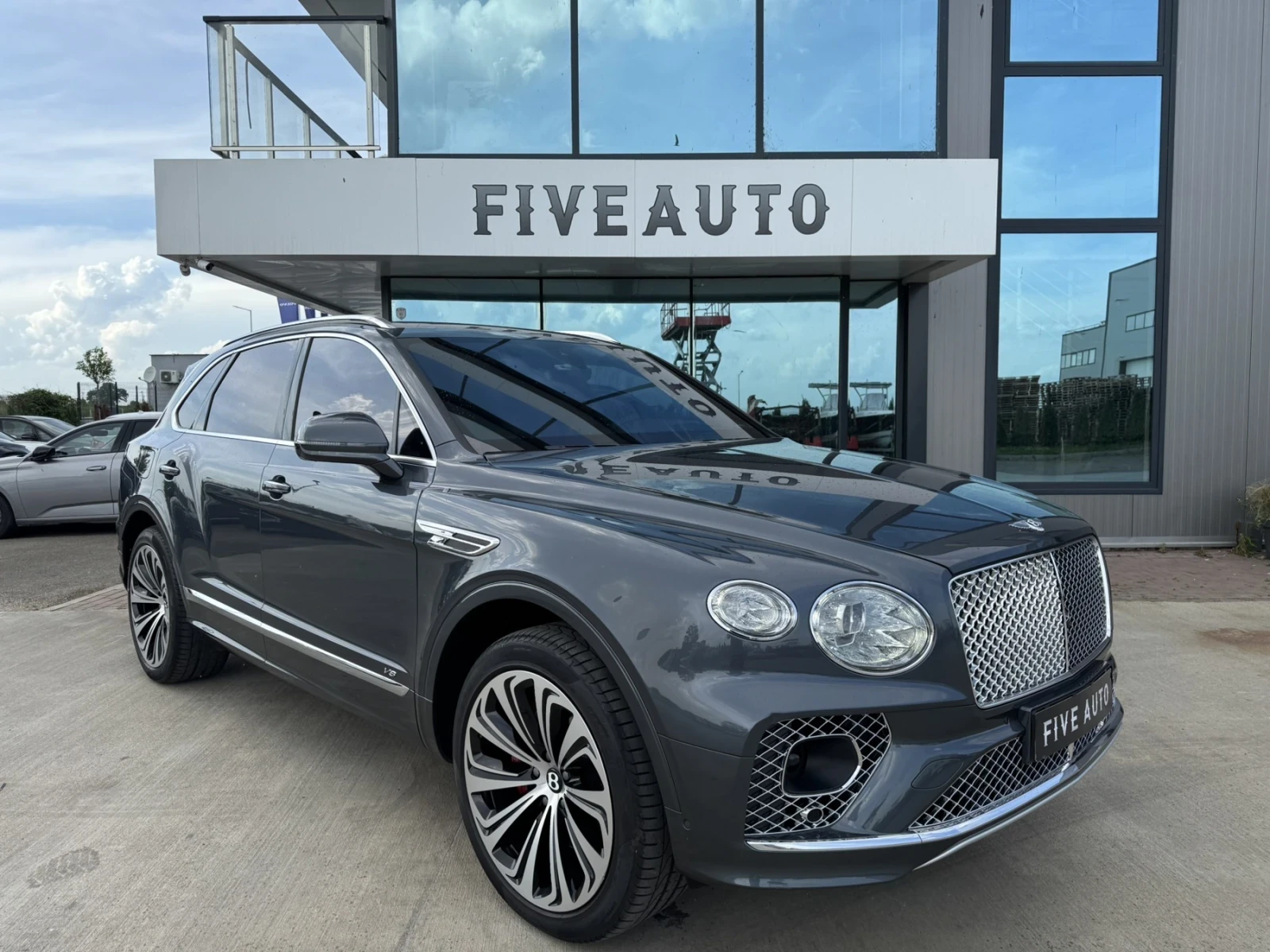 Bentley Bentayga / First Edition / Mulliner / V8 - изображение 3