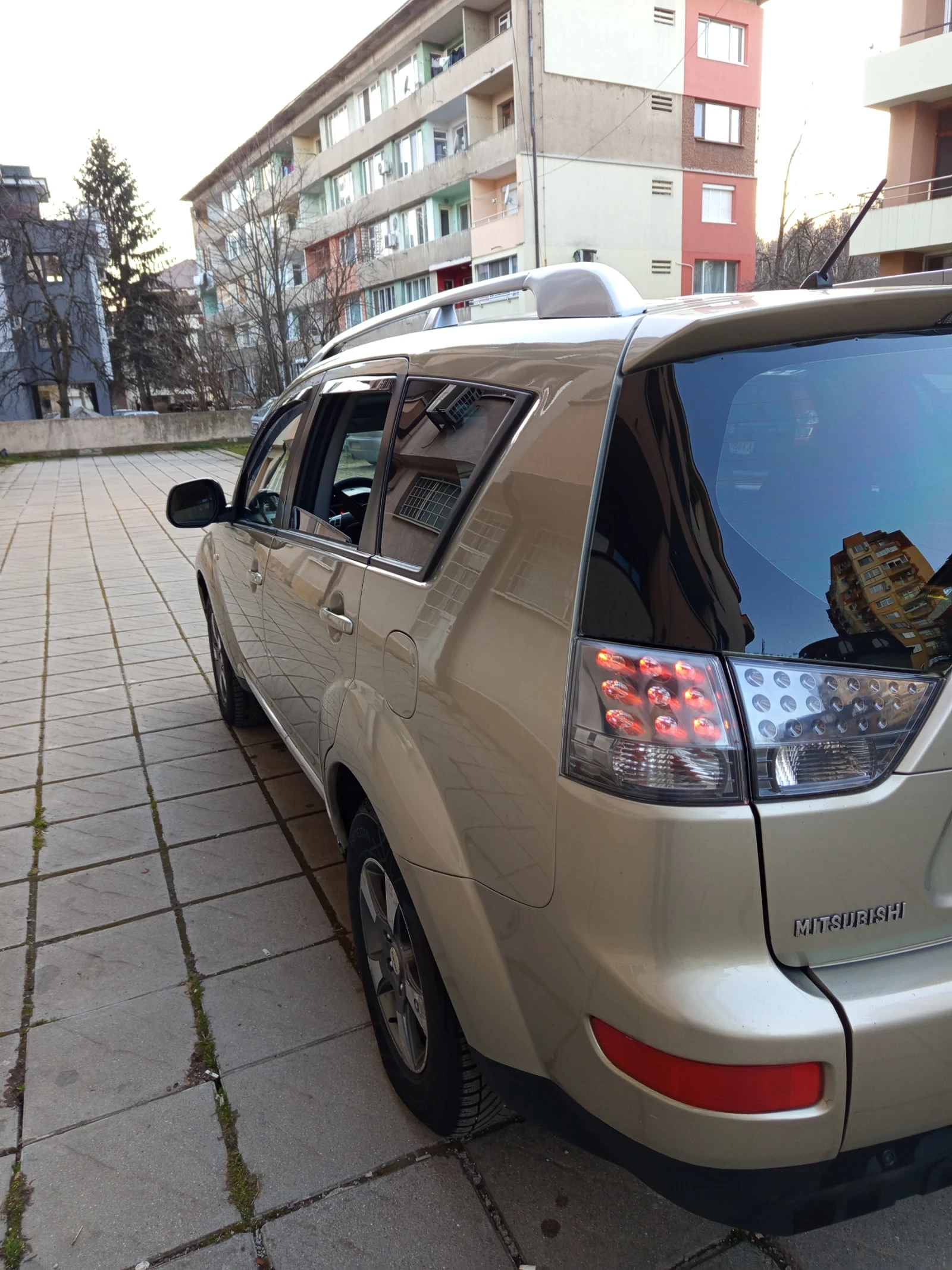 Mitsubishi Outlander, снимка 3 - Автомобили и джипове - 53800936