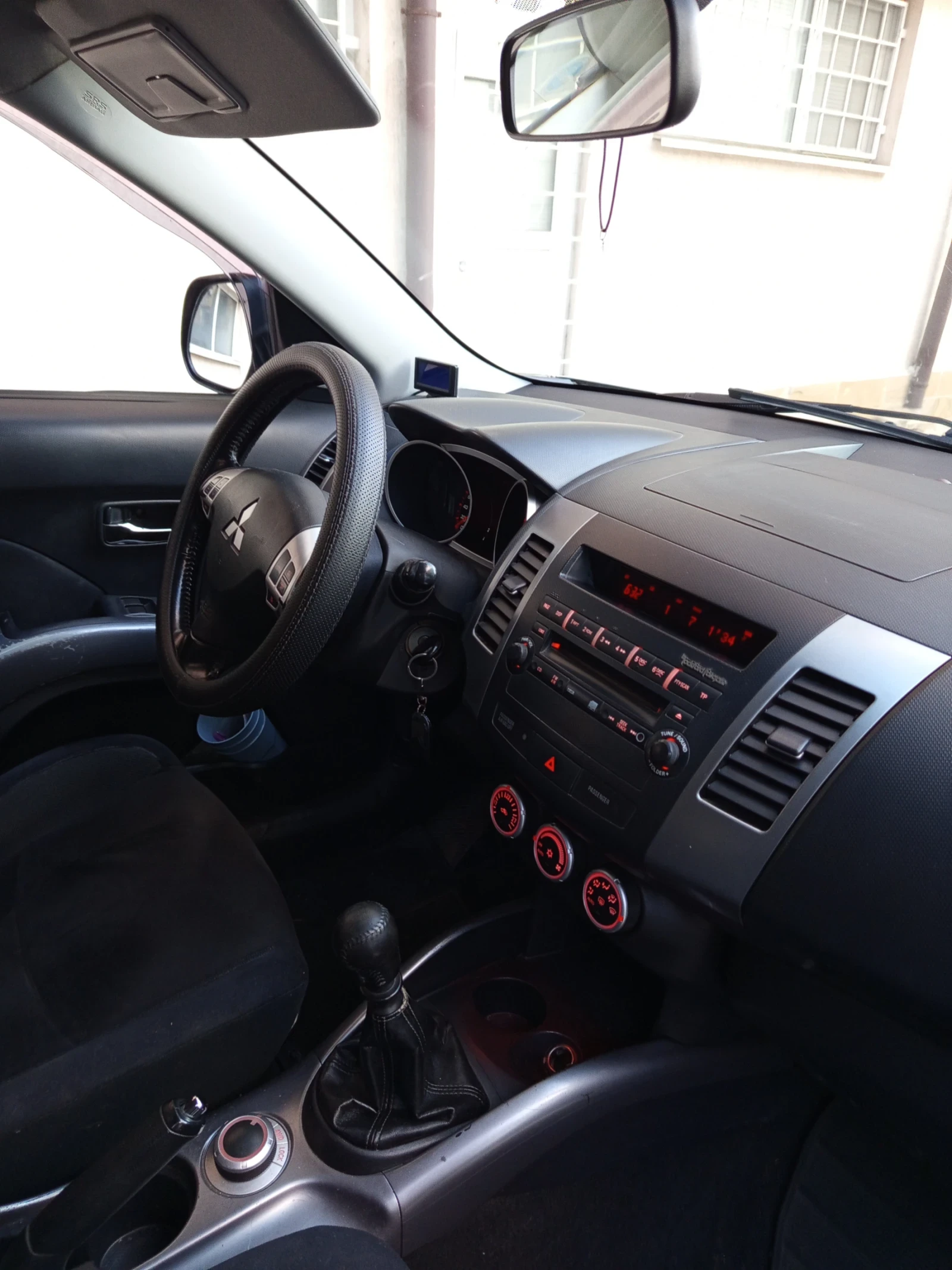 Mitsubishi Outlander, снимка 8 - Автомобили и джипове - 53800936