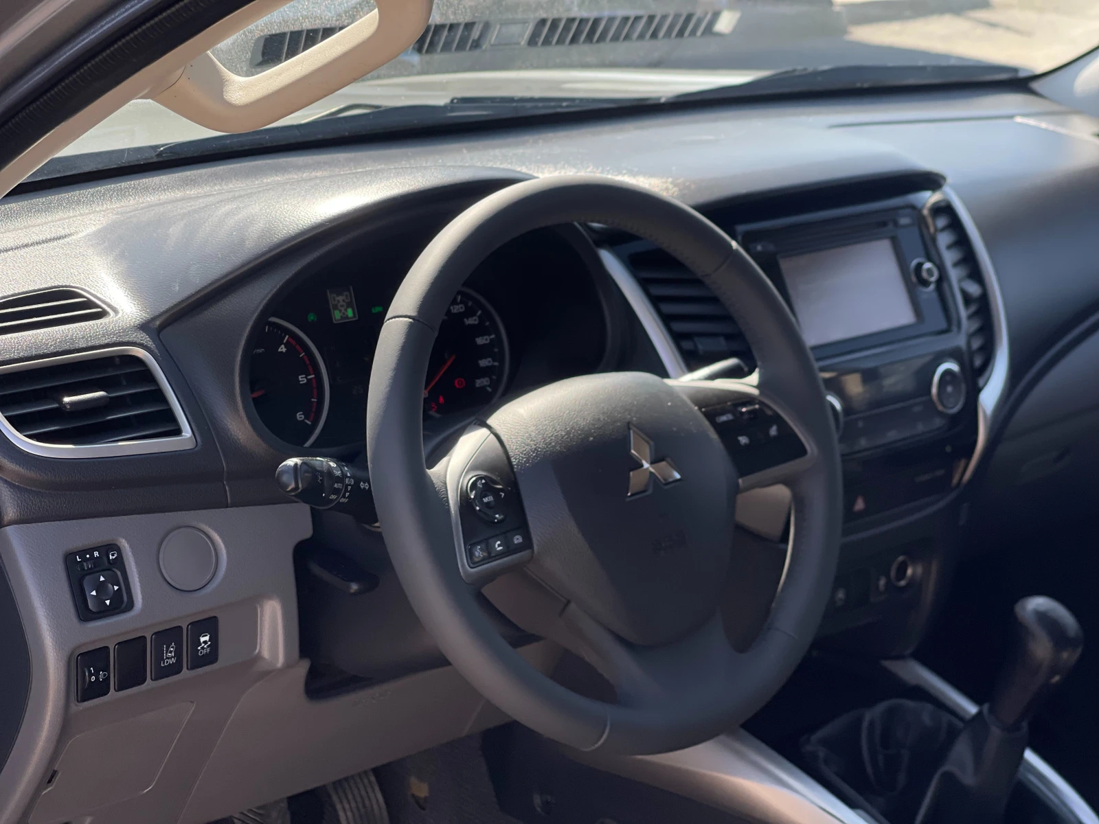 Mitsubishi L200 2.4Di-D 4x4, снимка 15 - Автомобили и джипове - 54339793