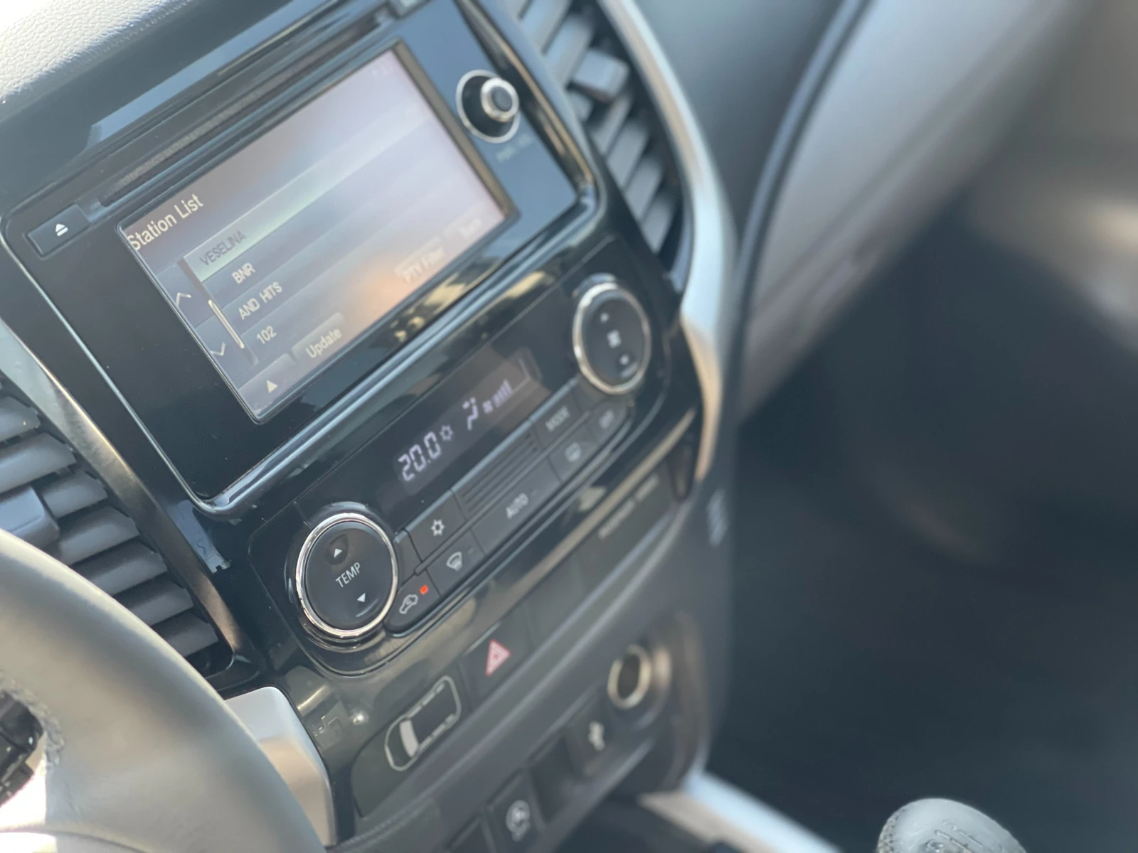 Mitsubishi L200 2.4Di-D 4x4, снимка 16 - Автомобили и джипове - 54339793