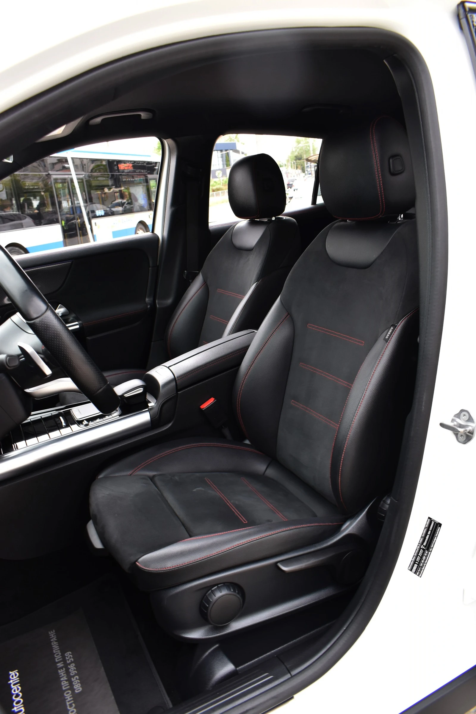 Mercedes-Benz GLA 200 AMG-PACK* MULTIBEAM* 360CAMERA* Service-History, снимка 10 - Автомобили и джипове - 54675273