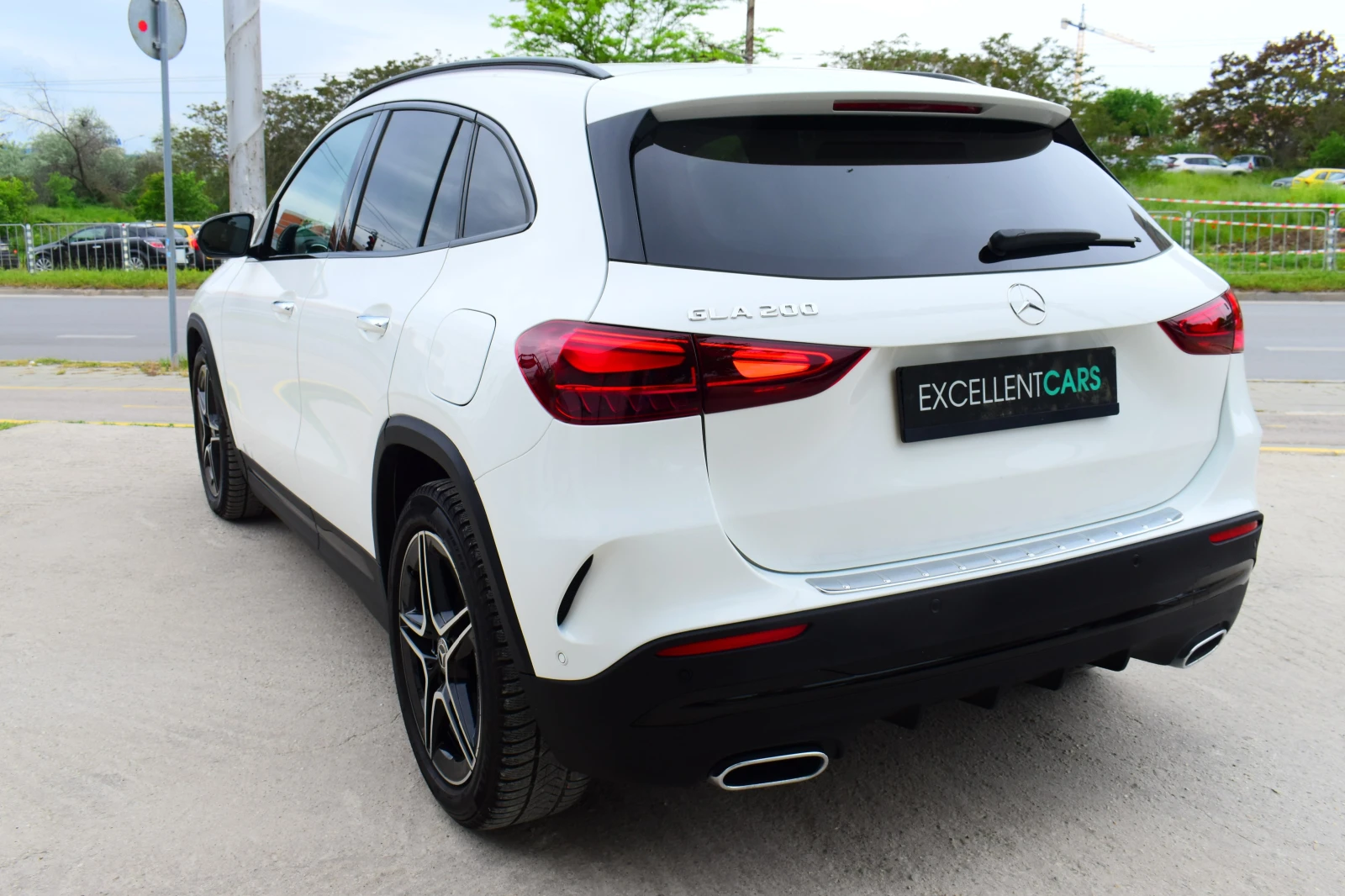 Mercedes-Benz GLA 200 AMG-PACK* MULTIBEAM* 360CAMERA* Service-History, снимка 3 - Автомобили и джипове - 54675273
