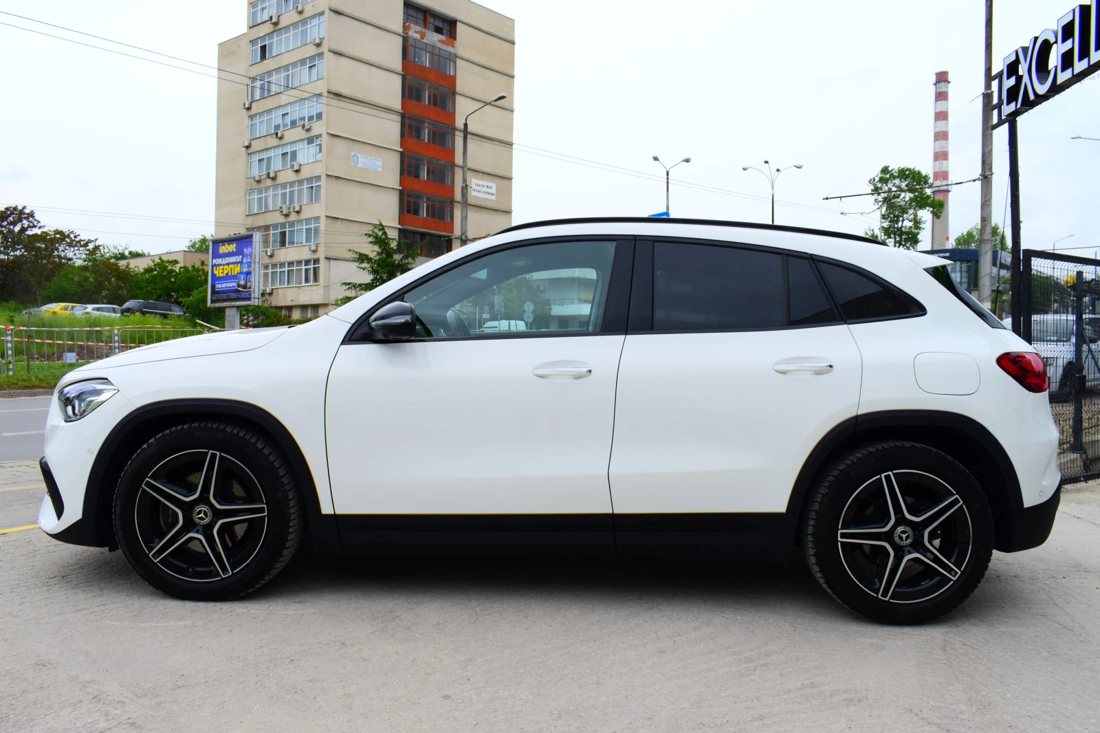Mercedes-Benz GLA 200 AMG-PACK* MULTIBEAM* 360CAMERA* Service-History, снимка 2 - Автомобили и джипове - 54675273