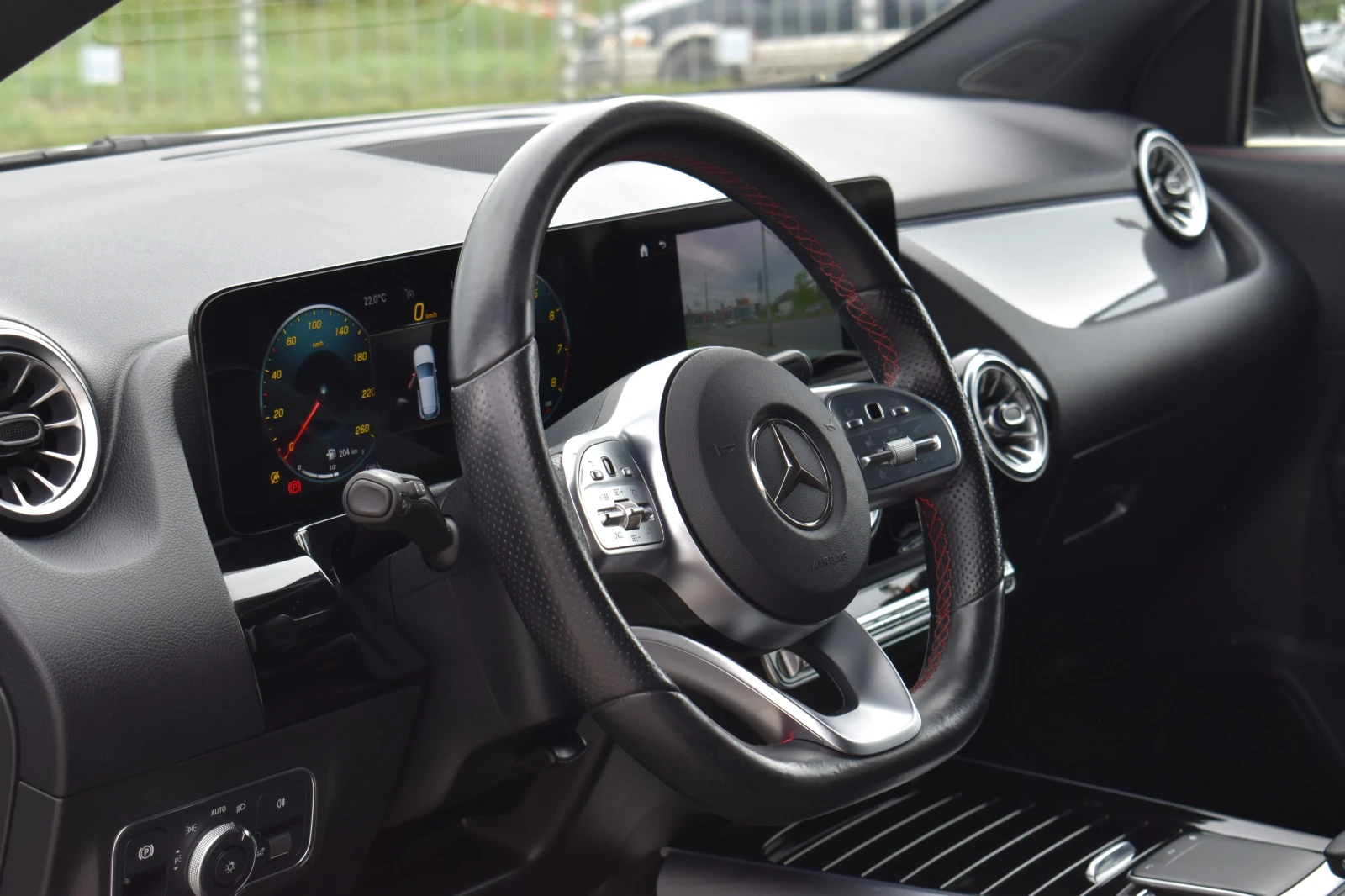 Mercedes-Benz GLA 200 AMG-PACK* MULTIBEAM* 360CAMERA* Service-History, снимка 9 - Автомобили и джипове - 54675273