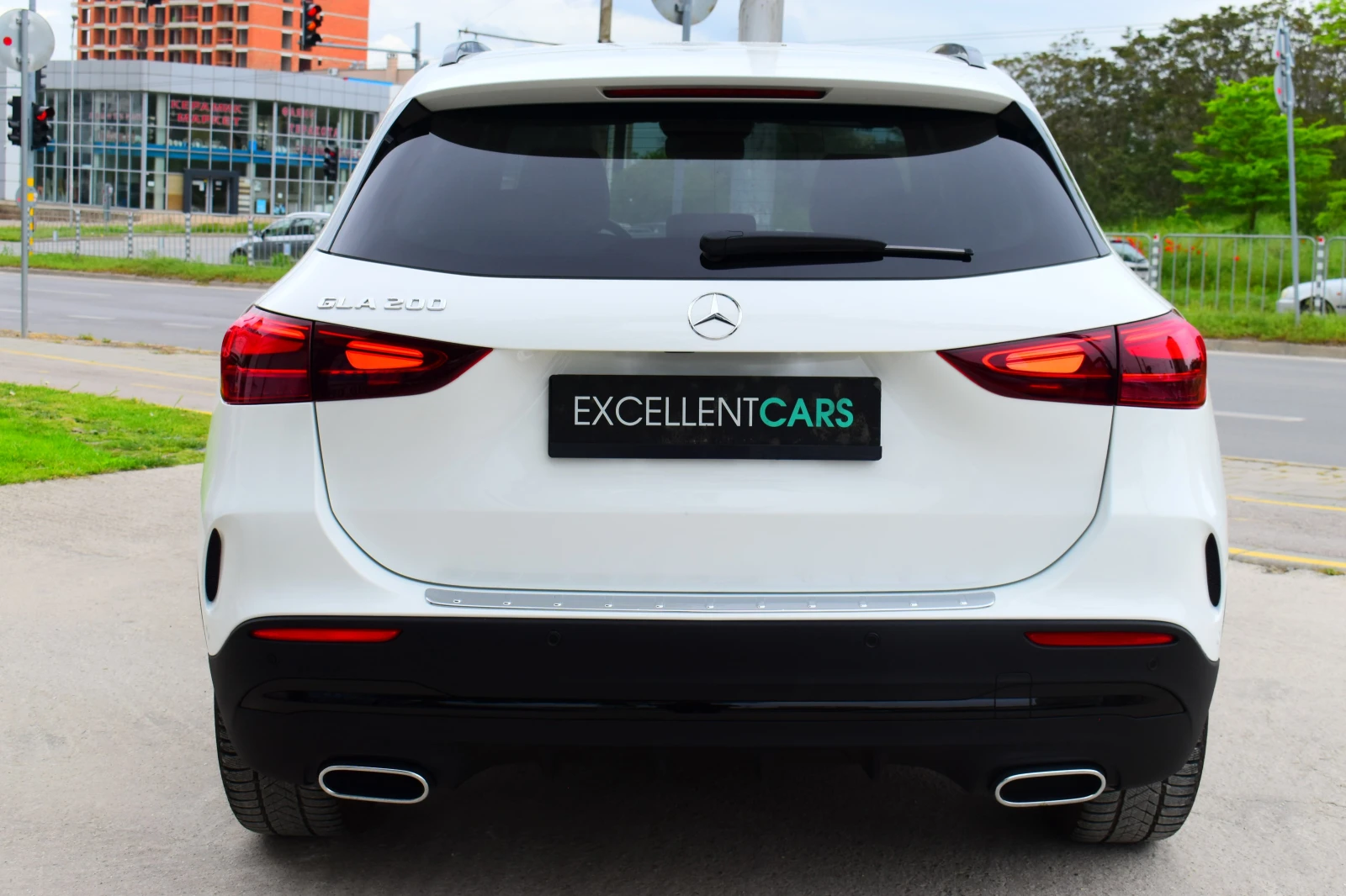 Mercedes-Benz GLA 200 AMG-PACK* MULTIBEAM* 360CAMERA* Service-History, снимка 4 - Автомобили и джипове - 54675273