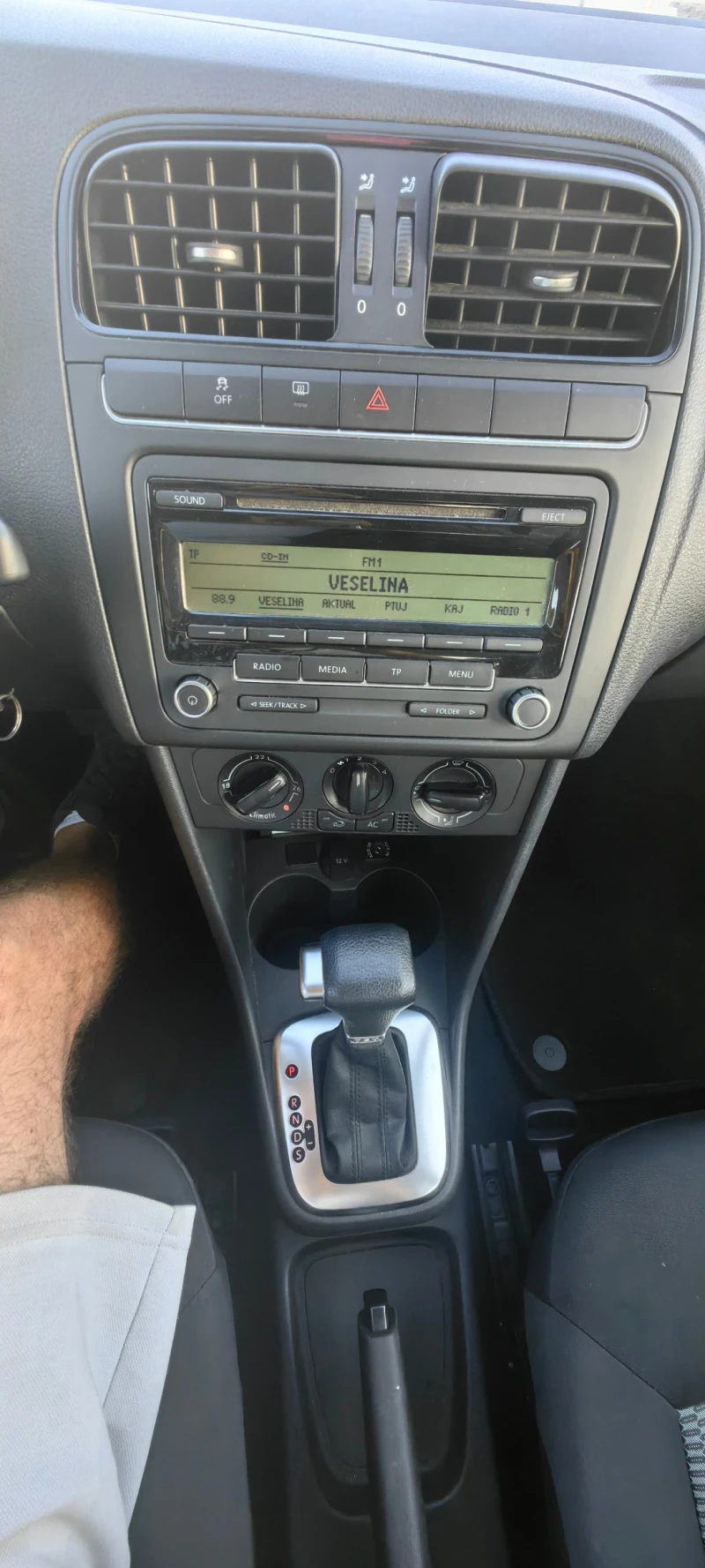 VW Polo 1.4i automat , снимка 15 - Автомобили и джипове - 51755152