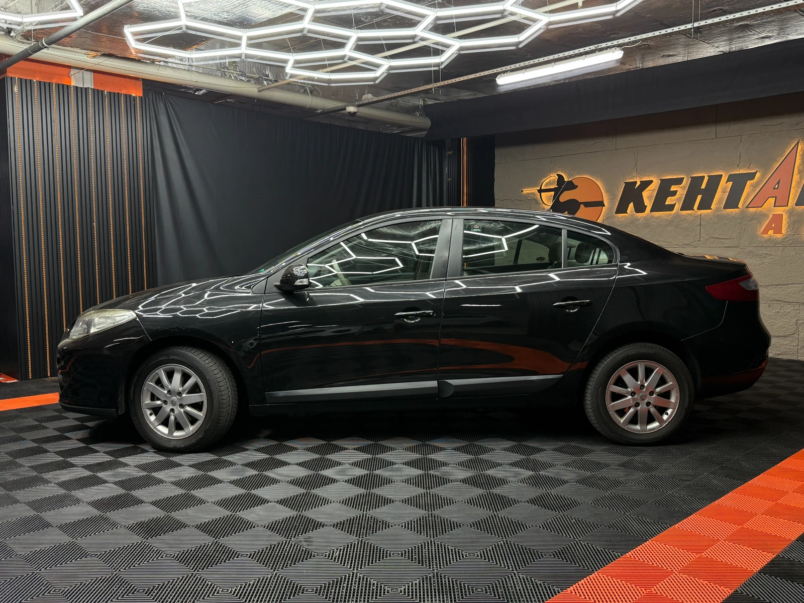 Renault Fluence 1.6i ГАЗ/Бензин/ГАРАНЦИЯ/БАРТЕР/ЛИЗИНГ/КОМЕНТАР, снимка 2 - Автомобили и джипове - 49259750