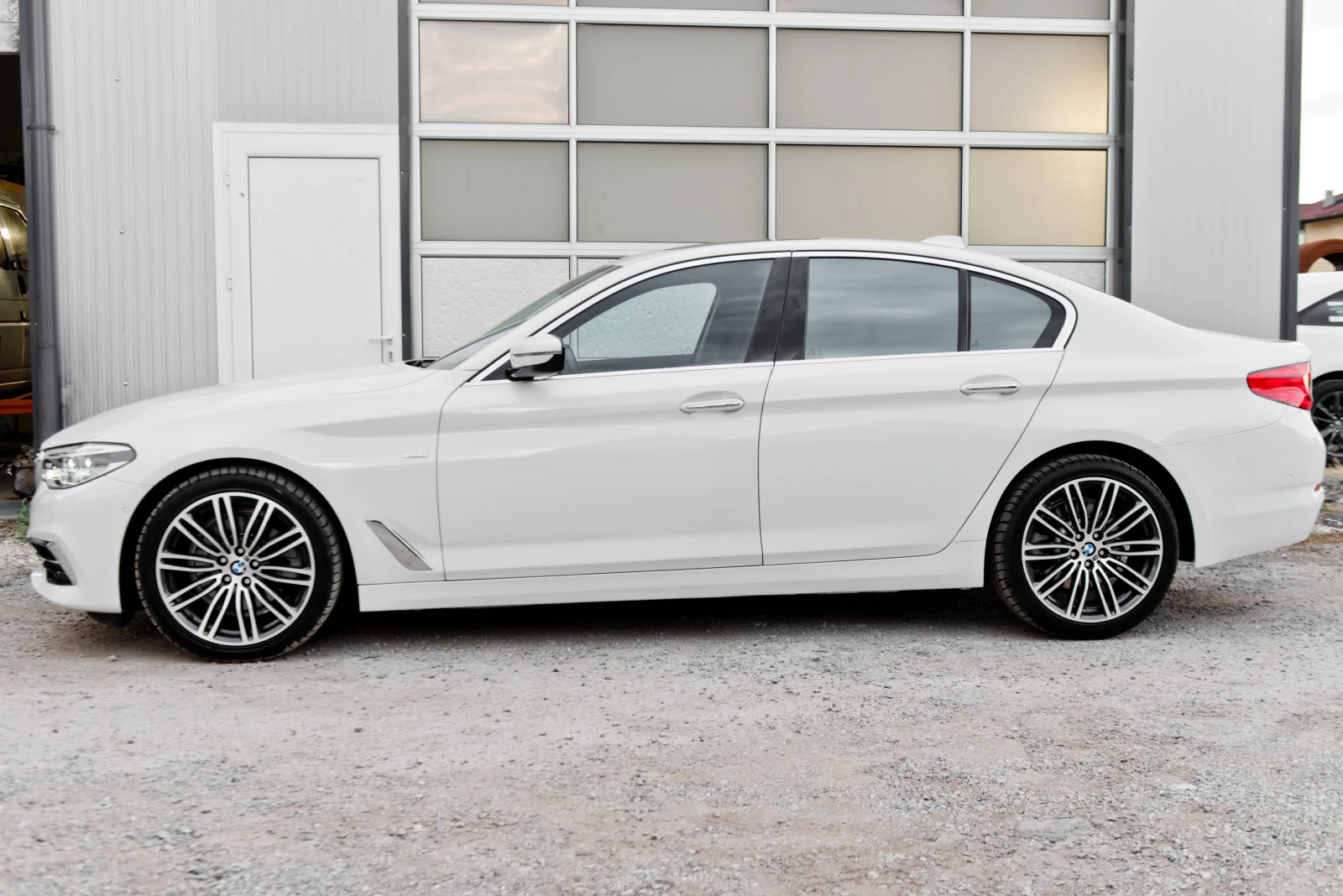 BMW 520 FULL* Luxury Line* Head-Up Display* Лизинг, снимка 5 - Автомобили и джипове - 55034356