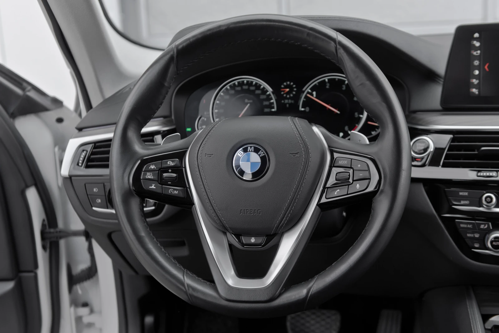 BMW 520 FULL* Luxury Line* Head-Up Display* Лизинг, снимка 12 - Автомобили и джипове - 55034356