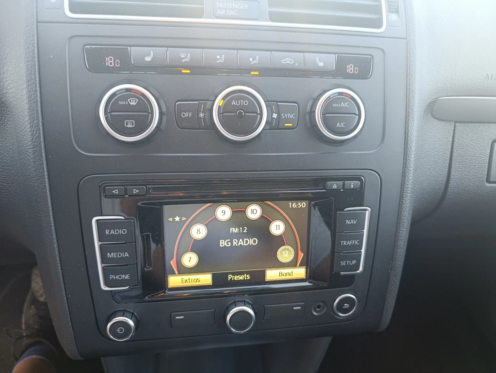 VW Touran 1.6 TDI DSG 6+ 1, снимка 8 - Автомобили и джипове - 56318786
