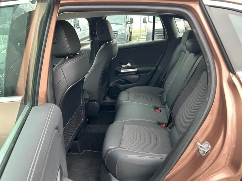 Mercedes-Benz GLA 200 KEYLESS* CARPLAY* CARMERA* , снимка 12 - Автомобили и джипове - 51093280