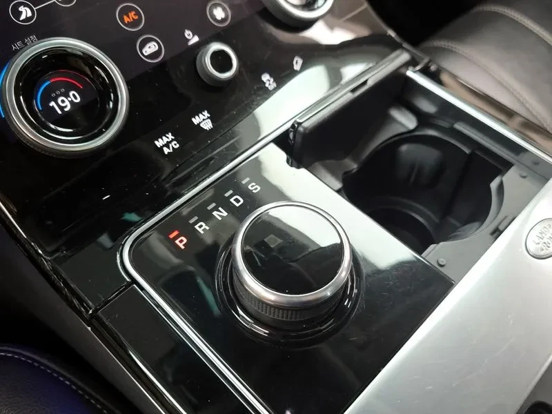 Land Rover Range Rover Velar 2.0 D240 R-Dynamic Se, снимка 9 - Автомобили и джипове - 54515215