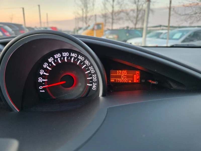 Toyota Verso 1.8 Vvti 7-местна Навигация Автопилот, снимка 16 - Автомобили и джипове - 53299934
