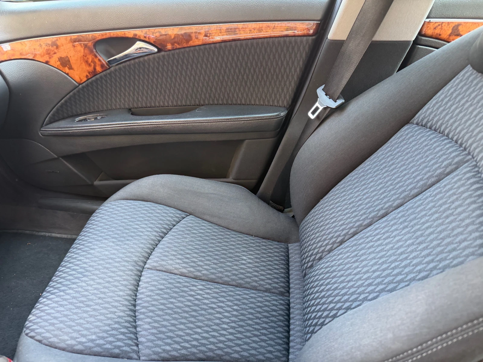 Mercedes-Benz E 270, снимка 10 - Автомобили и джипове - 54790365