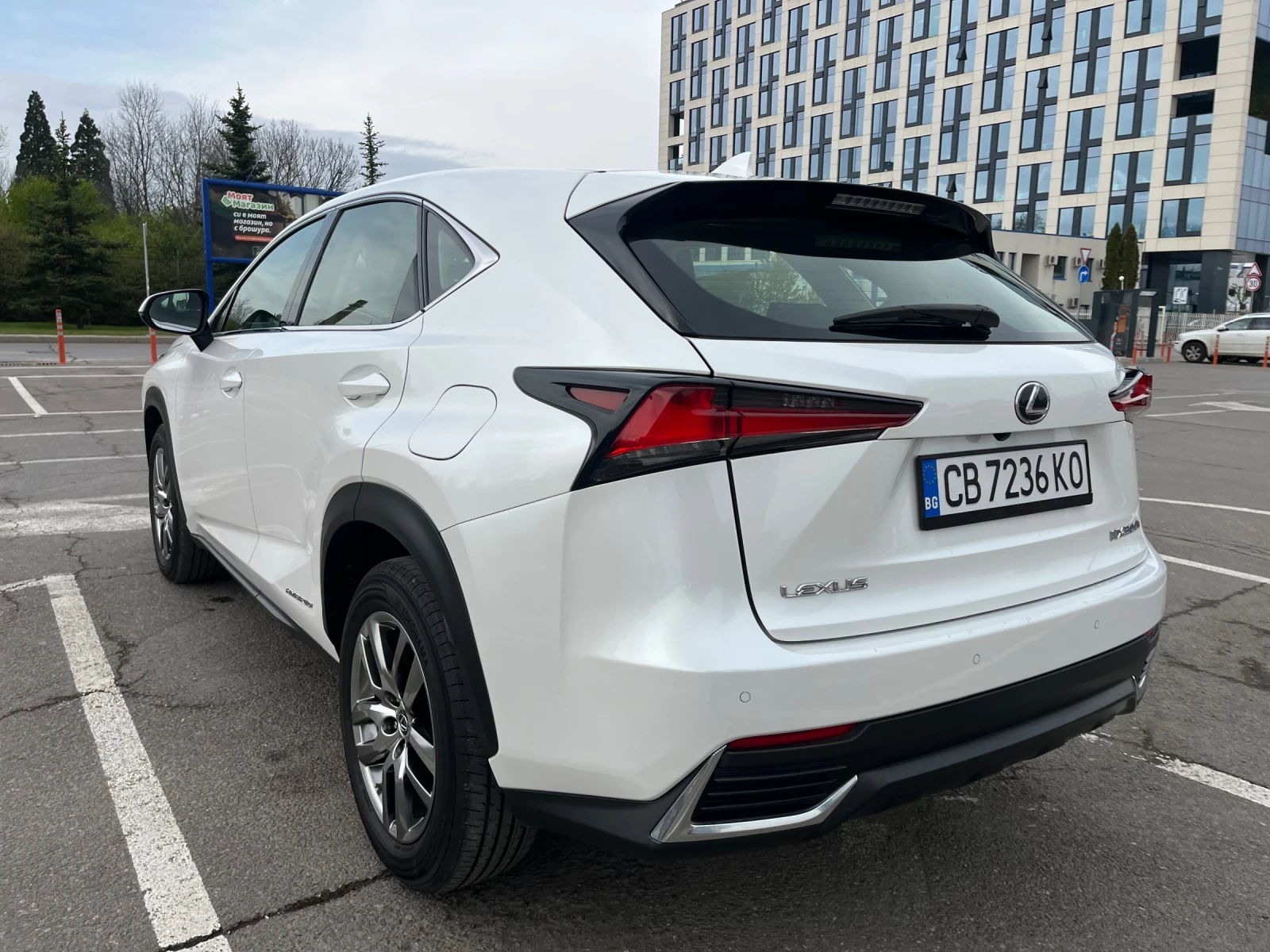 Lexus NX 300h Premium E-Four - изображение 5