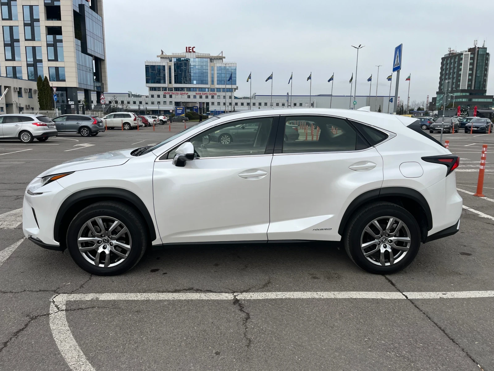 Lexus NX 300h Premium E-Four - изображение 4