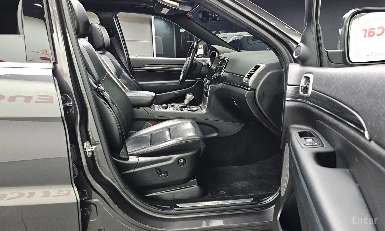 Jeep Grand cherokee 3.6* V6* 8ZF* ПОДГРЕВ* ОБДУХВАНЕ* КАМЕРА* КЕЙЛЕС* , снимка 13 - Автомобили и джипове - 54879118