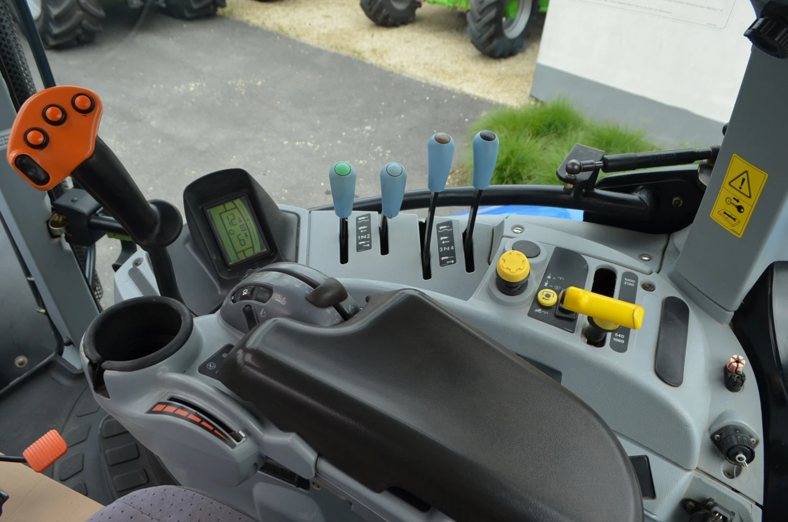 Трактор New Holland T6090, снимка 9 - Селскостопанска техника - 56017428