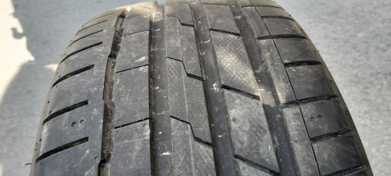 Гуми Летни 235/40R19, снимка 1 - Гуми и джанти - 33033986