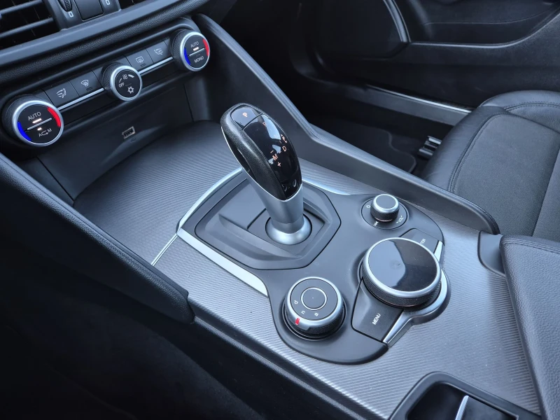Alfa Romeo Giulia 2.2-JTD/180кс, снимка 9 - Автомобили и джипове - 52258400
