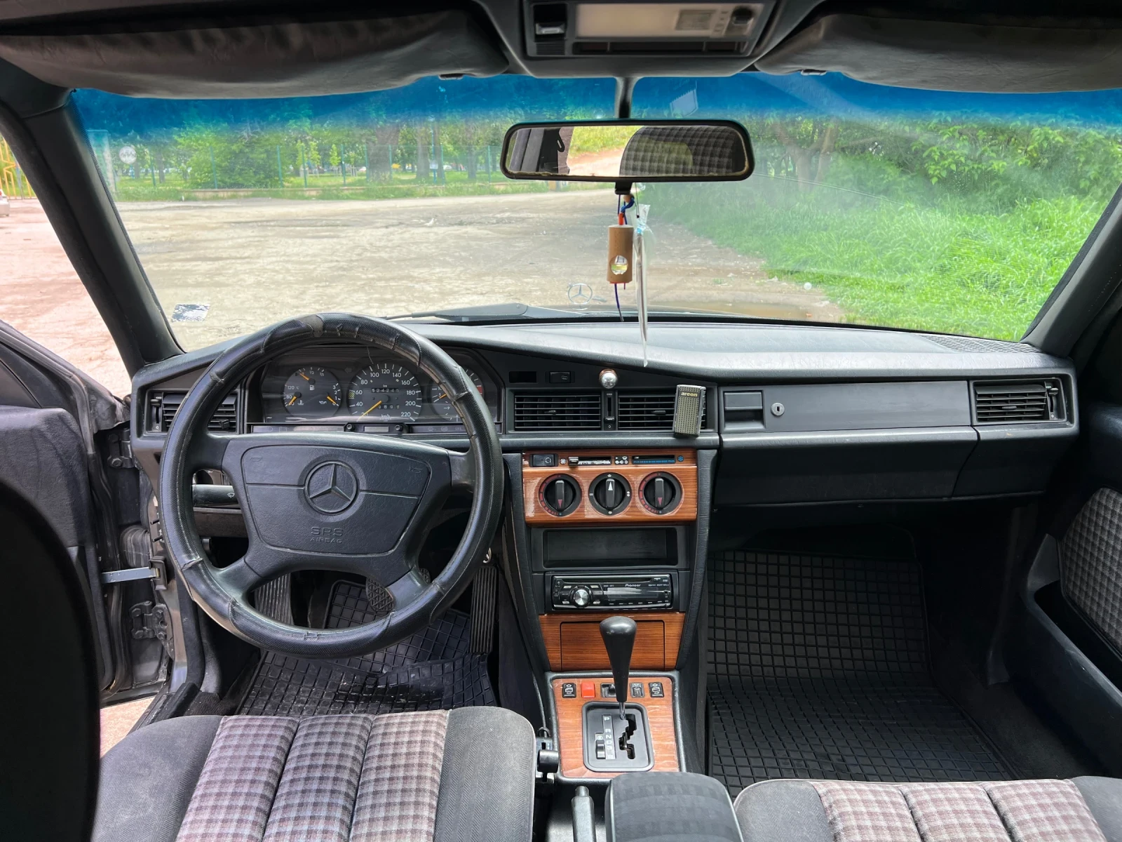 Mercedes-Benz 190 2.3, снимка 12 - Автомобили и джипове - 55285864