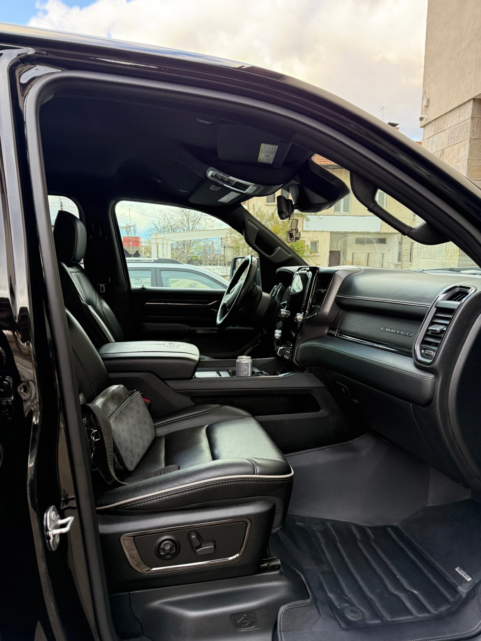 Dodge RAM 1500 5.7L V8 LIMITED, NIGHT EDITION 4X4 eTorgue - изображение 10