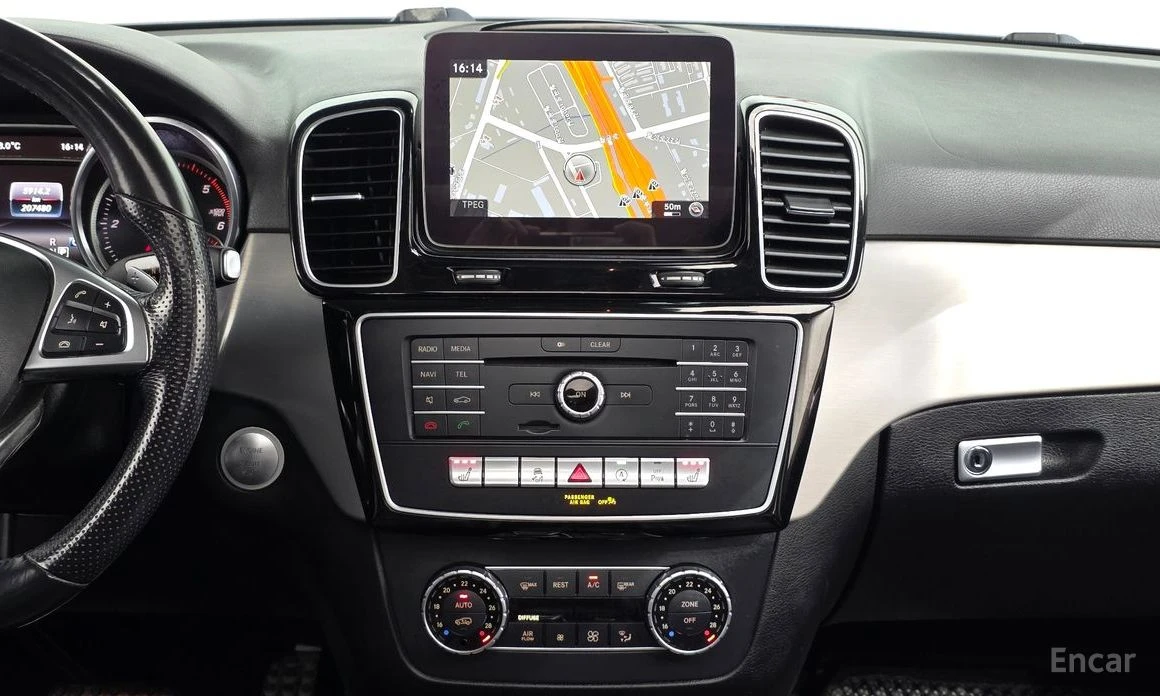 Mercedes-Benz GLE 350 4MATIC* AMG* ПАНОРАМА* 360 КАМЕРИ* ПОДГРЕВ* КЕЙЛЕС, снимка 13 - Автомобили и джипове - 53988945