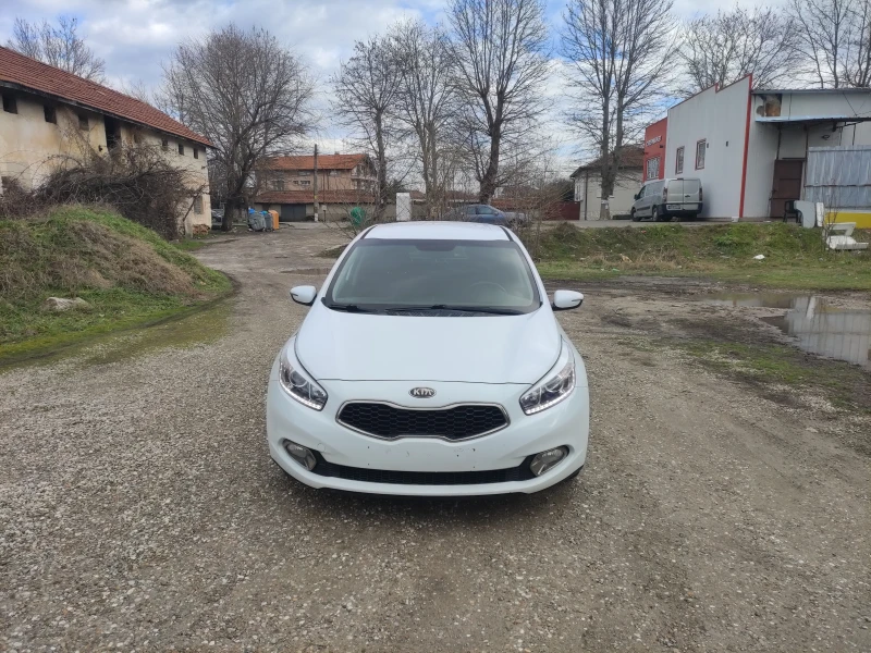 Kia Ceed 1.6GRDI като нов  навигация камера, снимка 3 - Автомобили и джипове - 53398496