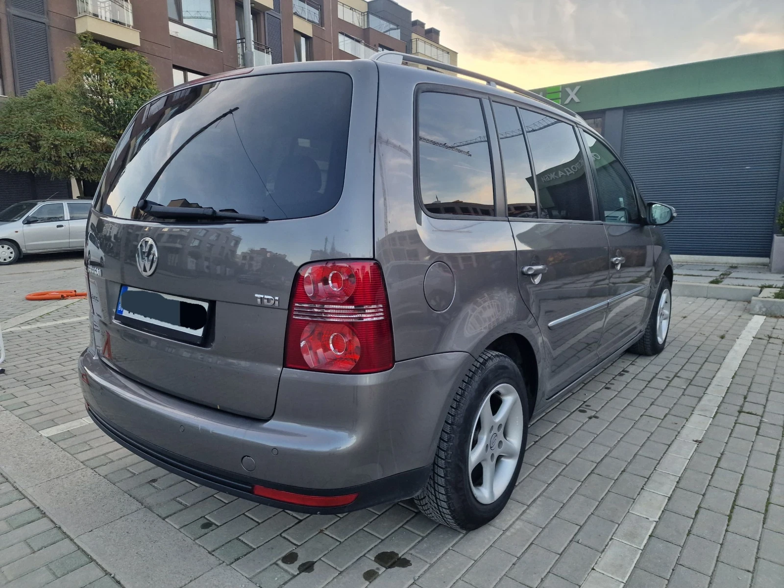 VW Touran 1.9 TDI, снимка 3 - Автомобили и джипове - 53917100