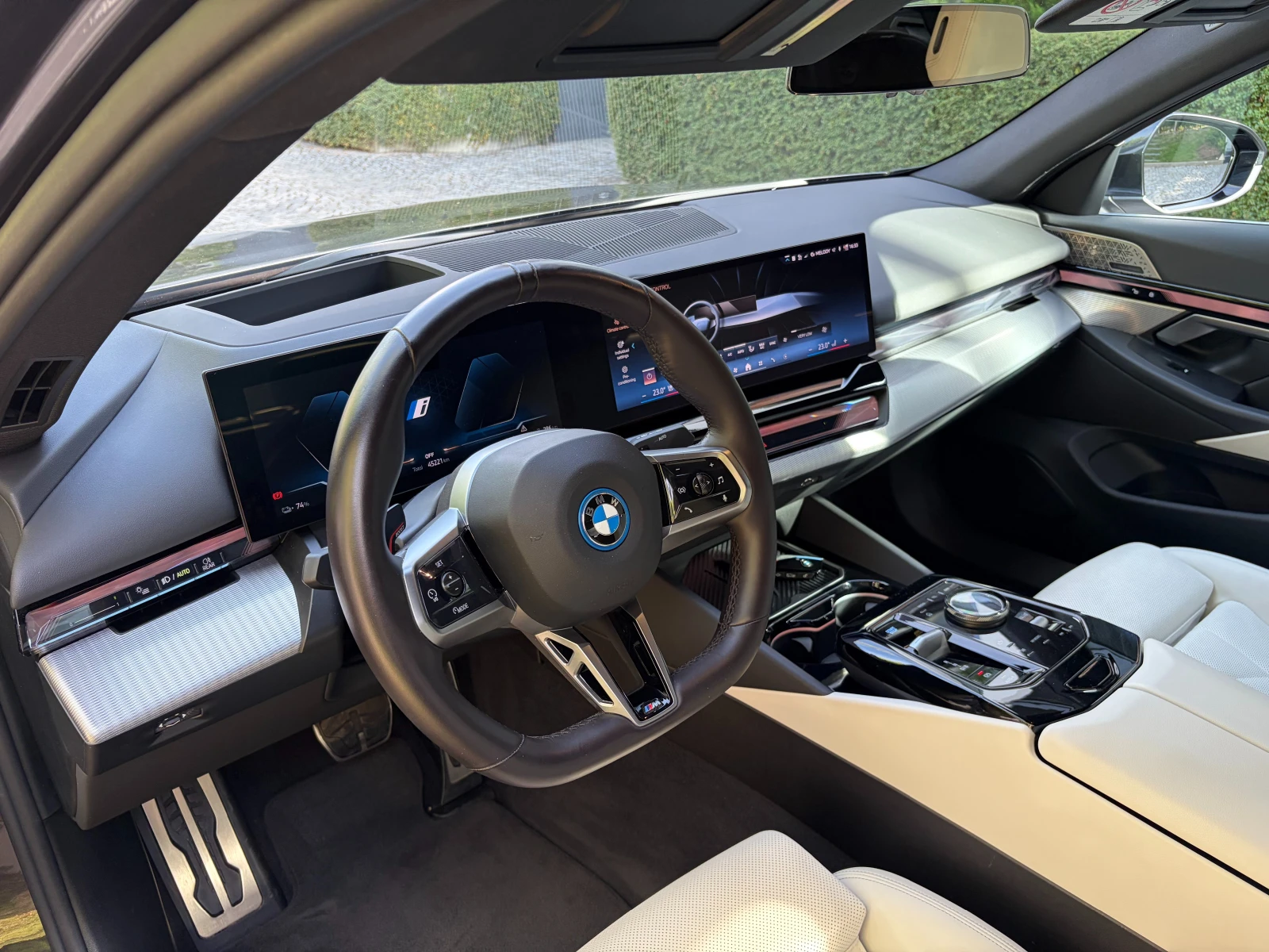 BMW i5 eDrive40, снимка 10 - Автомобили и джипове - 56328963