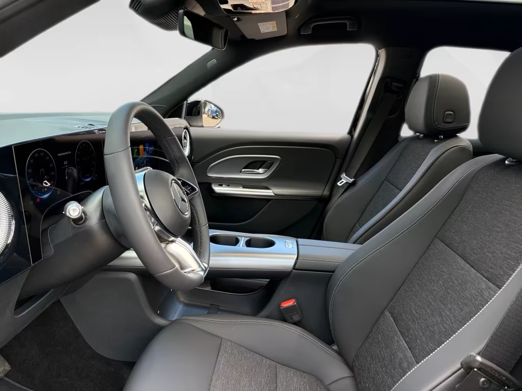Mercedes-Benz GLB 250 NEW* ELECTRIC* DISTR* PANOKEYLESS* * , снимка 8 - Автомобили и джипове - 55613963