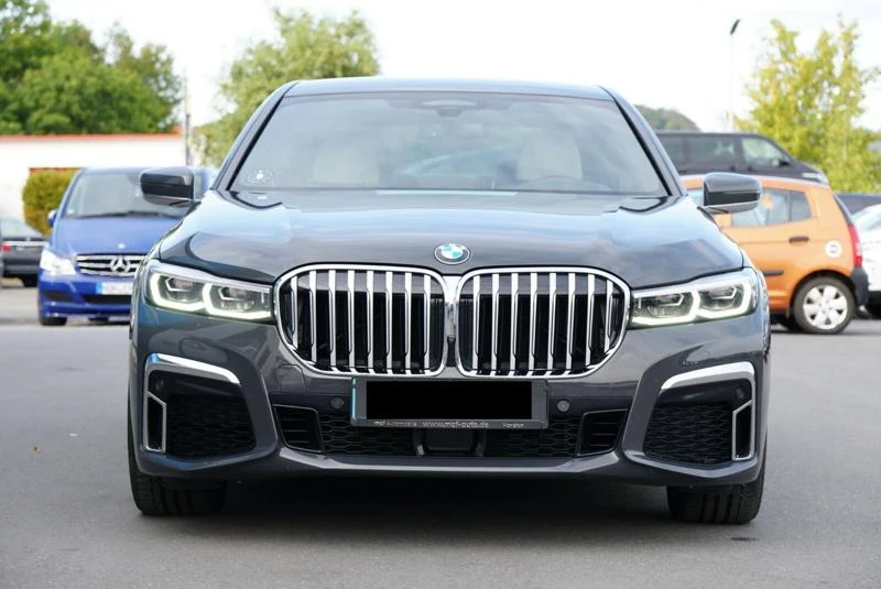 BMW 750 i xDrive M Sport, снимка 8 - Автомобили и джипове - 30291519