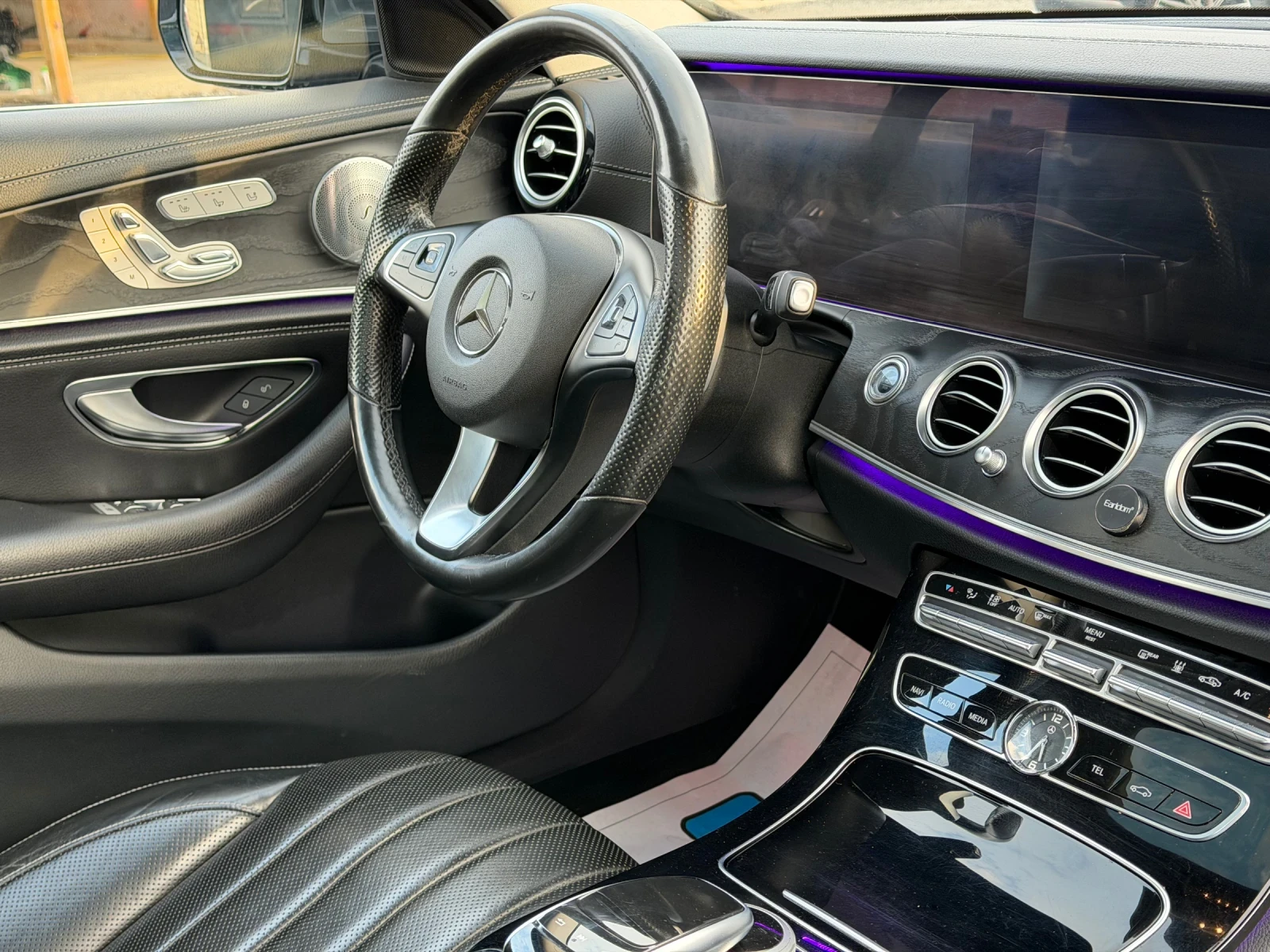Mercedes-Benz E 350 AMG = 360 = PANORAMA = KEYLESS GO = OBDUHVANE , снимка 15 - Автомобили и джипове - 54084957