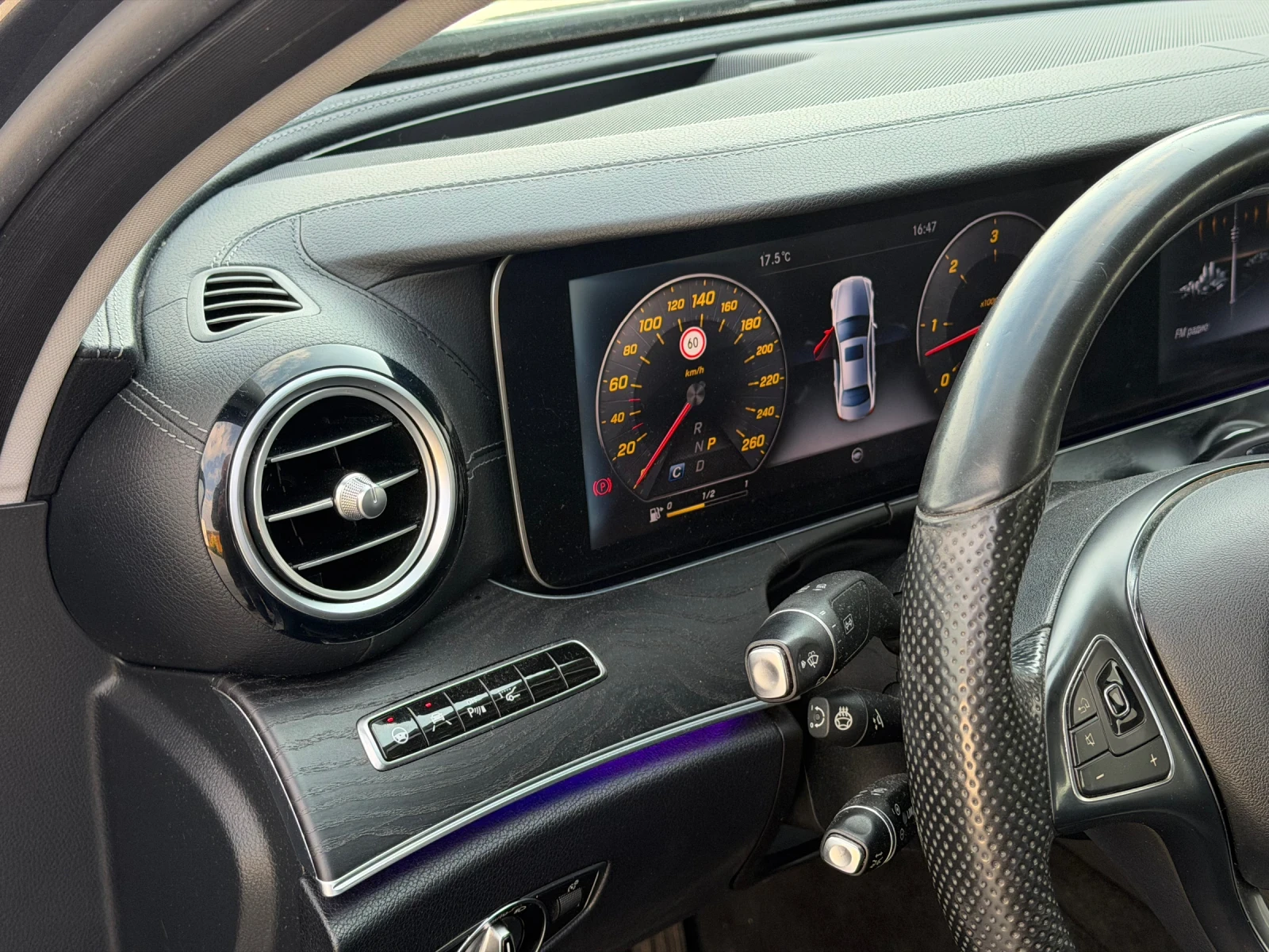 Mercedes-Benz E 350 AMG = 360 = PANORAMA = KEYLESS GO = OBDUHVANE , снимка 13 - Автомобили и джипове - 53994783