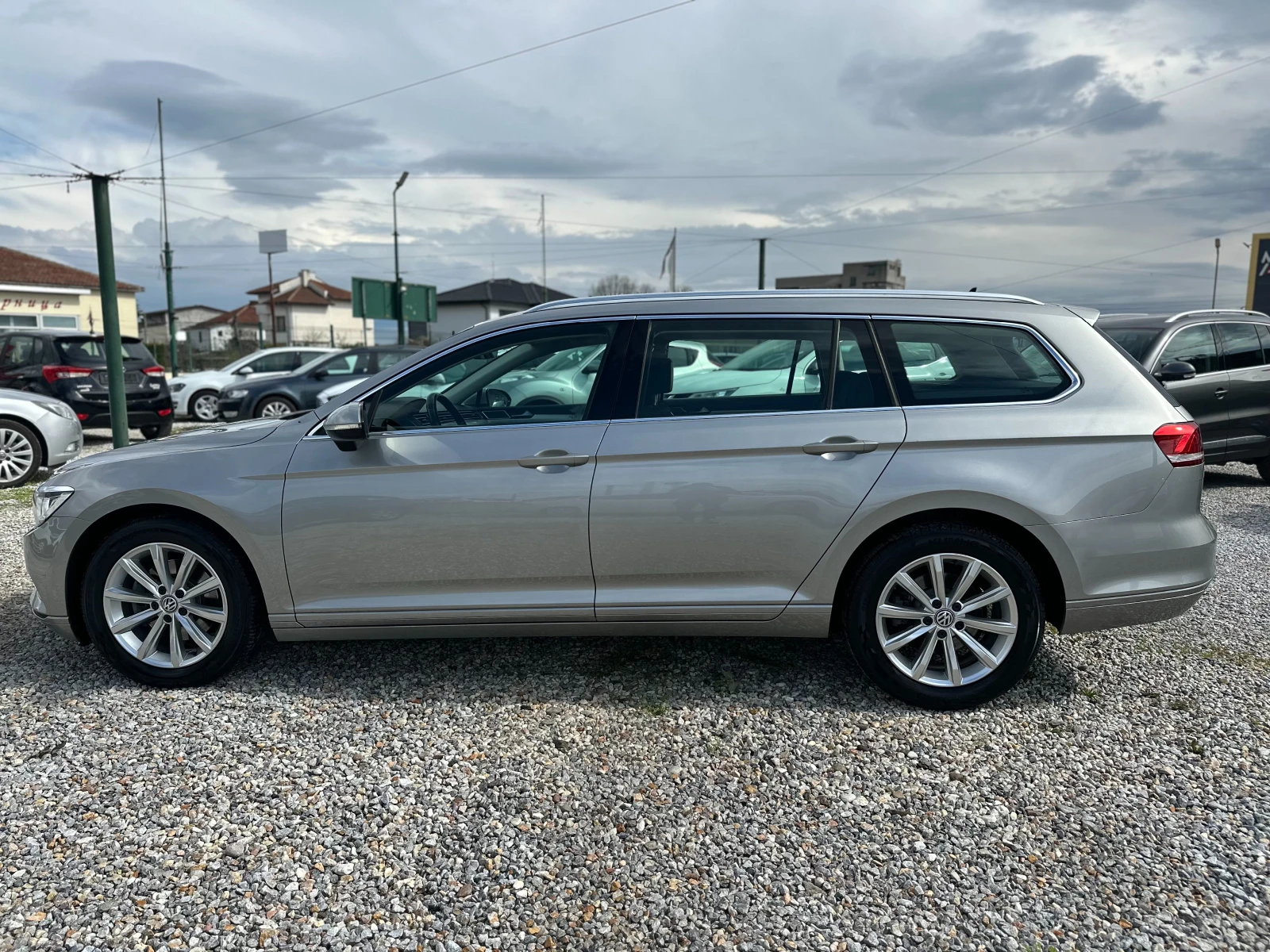 VW Passat 1.6TDI* DSG* LED* NAVI, снимка 4 - Автомобили и джипове - 54090544
