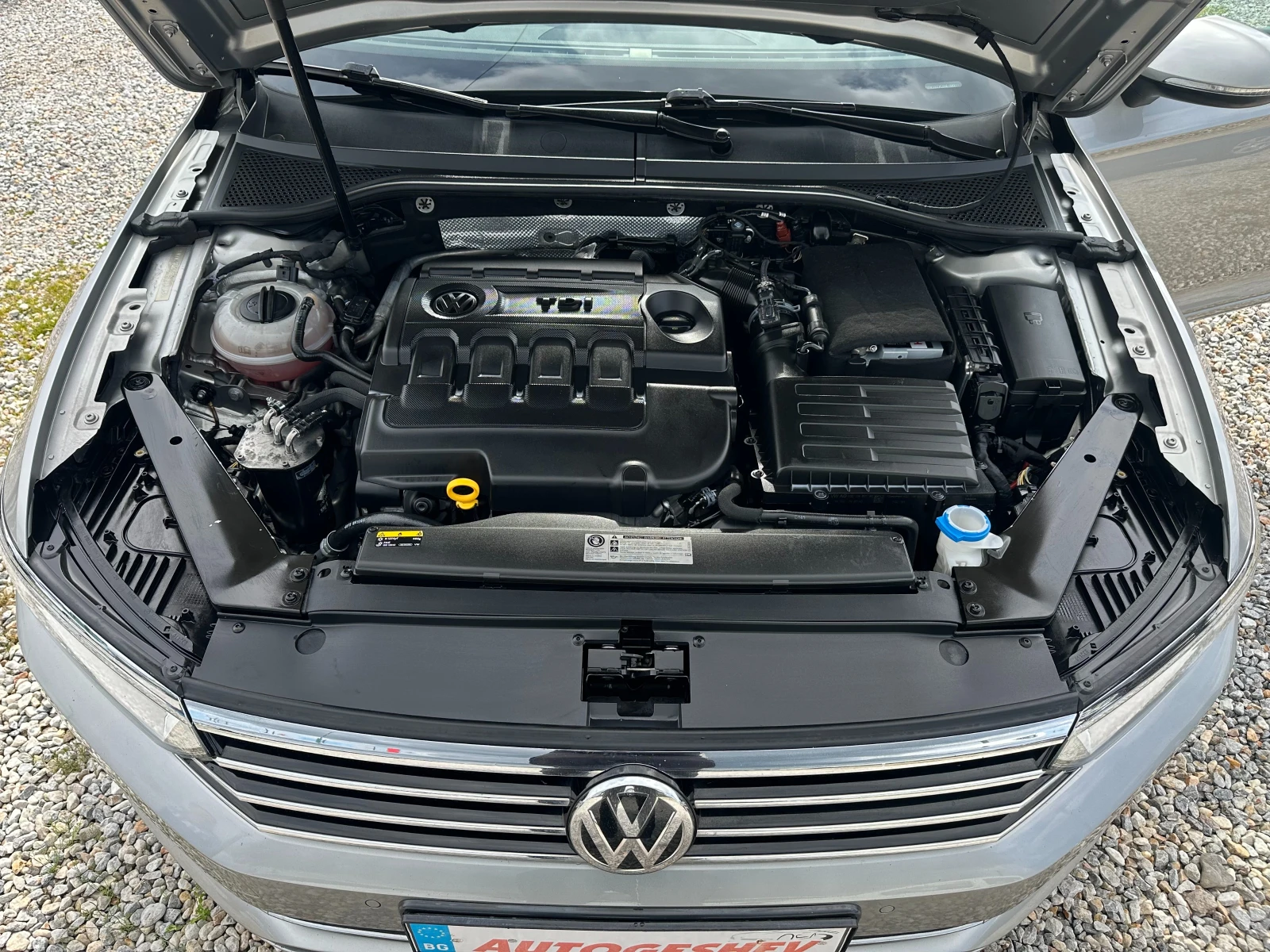 VW Passat 1.6TDI* DSG* LED* NAVI, снимка 15 - Автомобили и джипове - 54090544