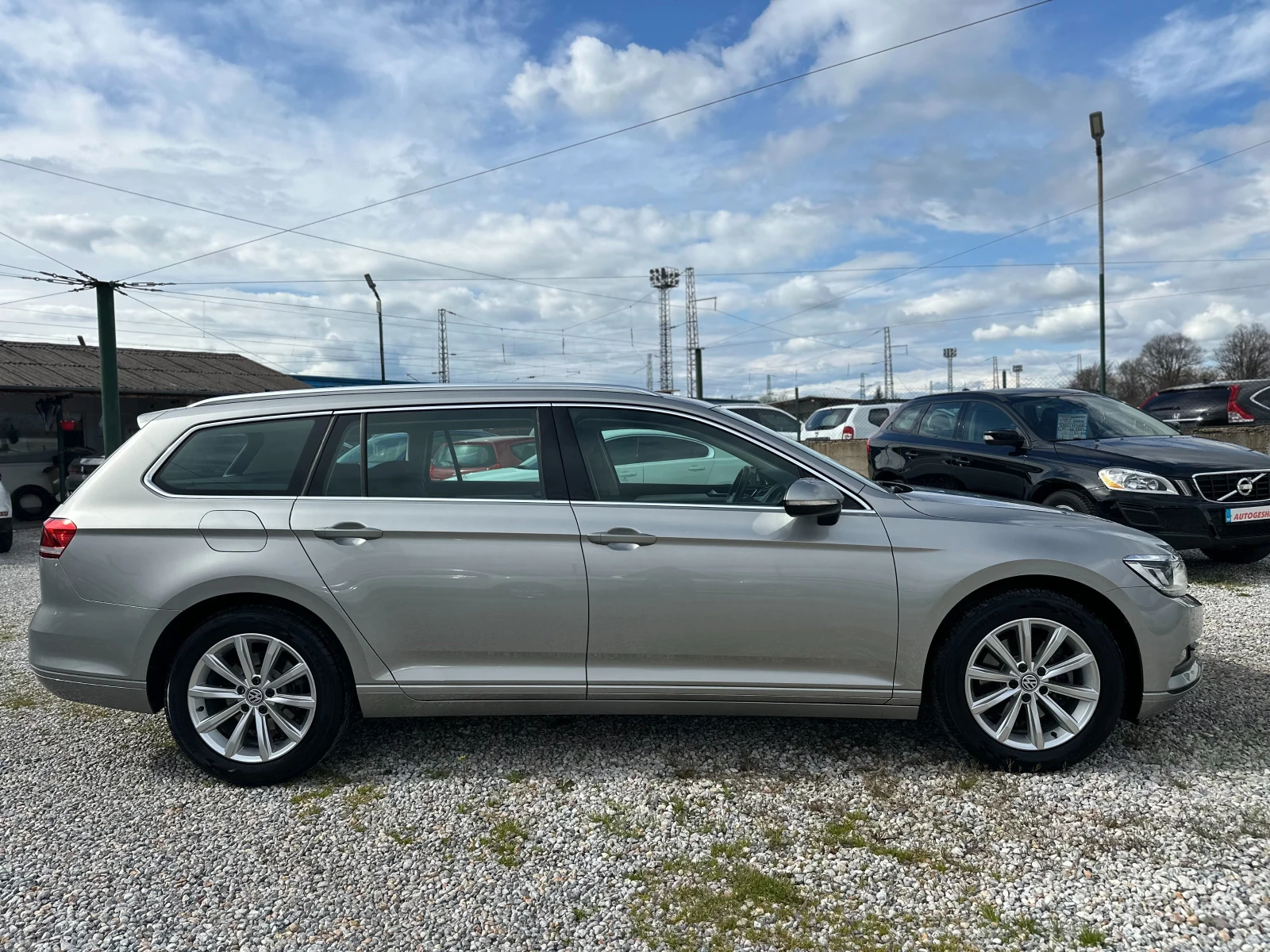 VW Passat 1.6TDI* DSG* LED* NAVI, снимка 7 - Автомобили и джипове - 54090544