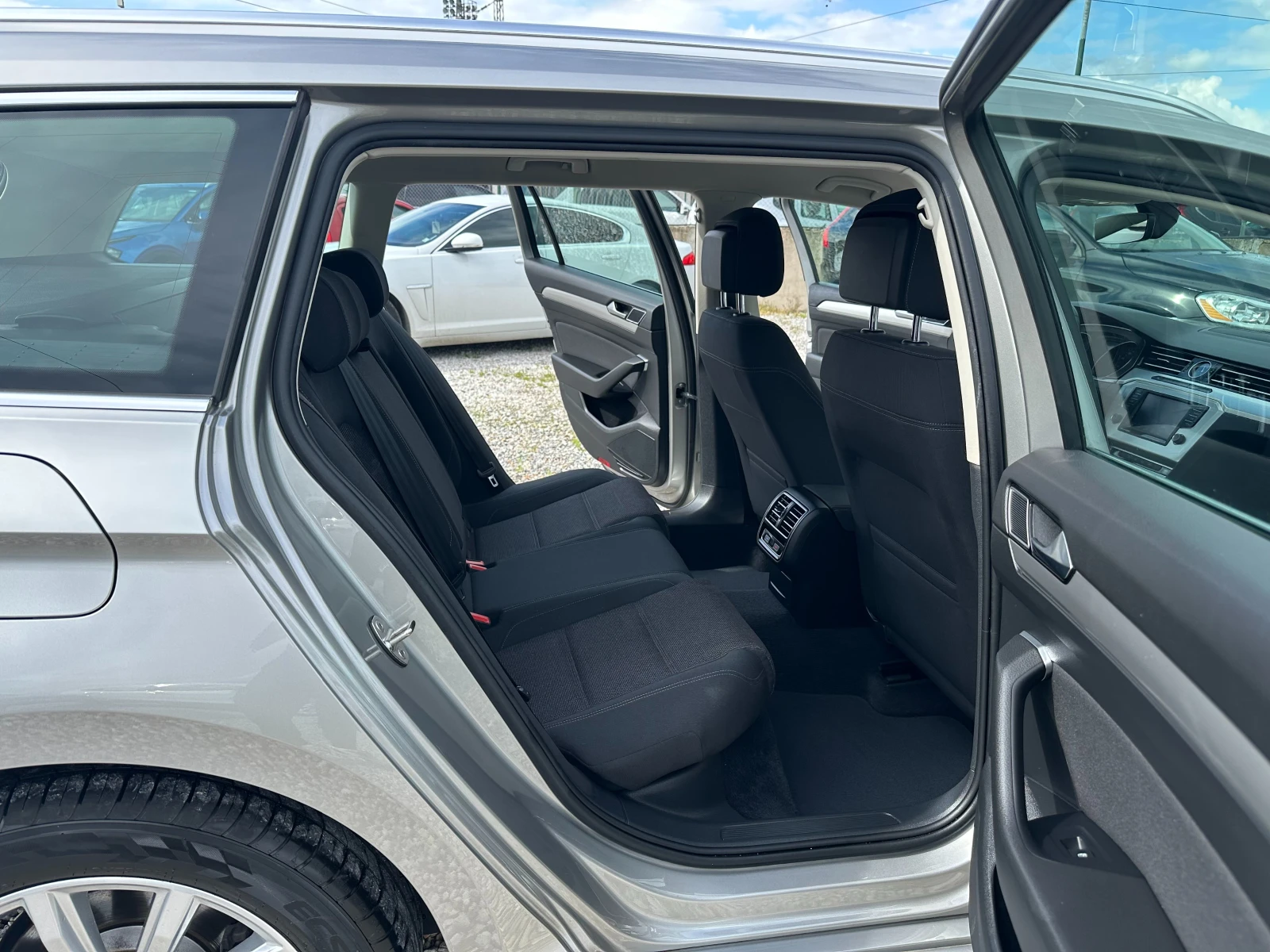 VW Passat 1.6TDI* DSG* LED* NAVI, снимка 9 - Автомобили и джипове - 54090544