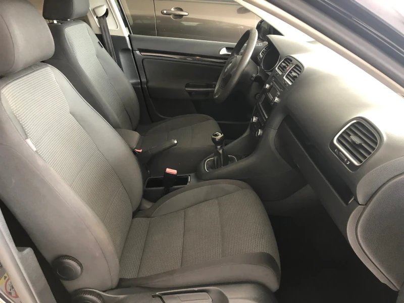VW Golf 1.6 TDI , снимка 9 - Автомобили и джипове - 49903878